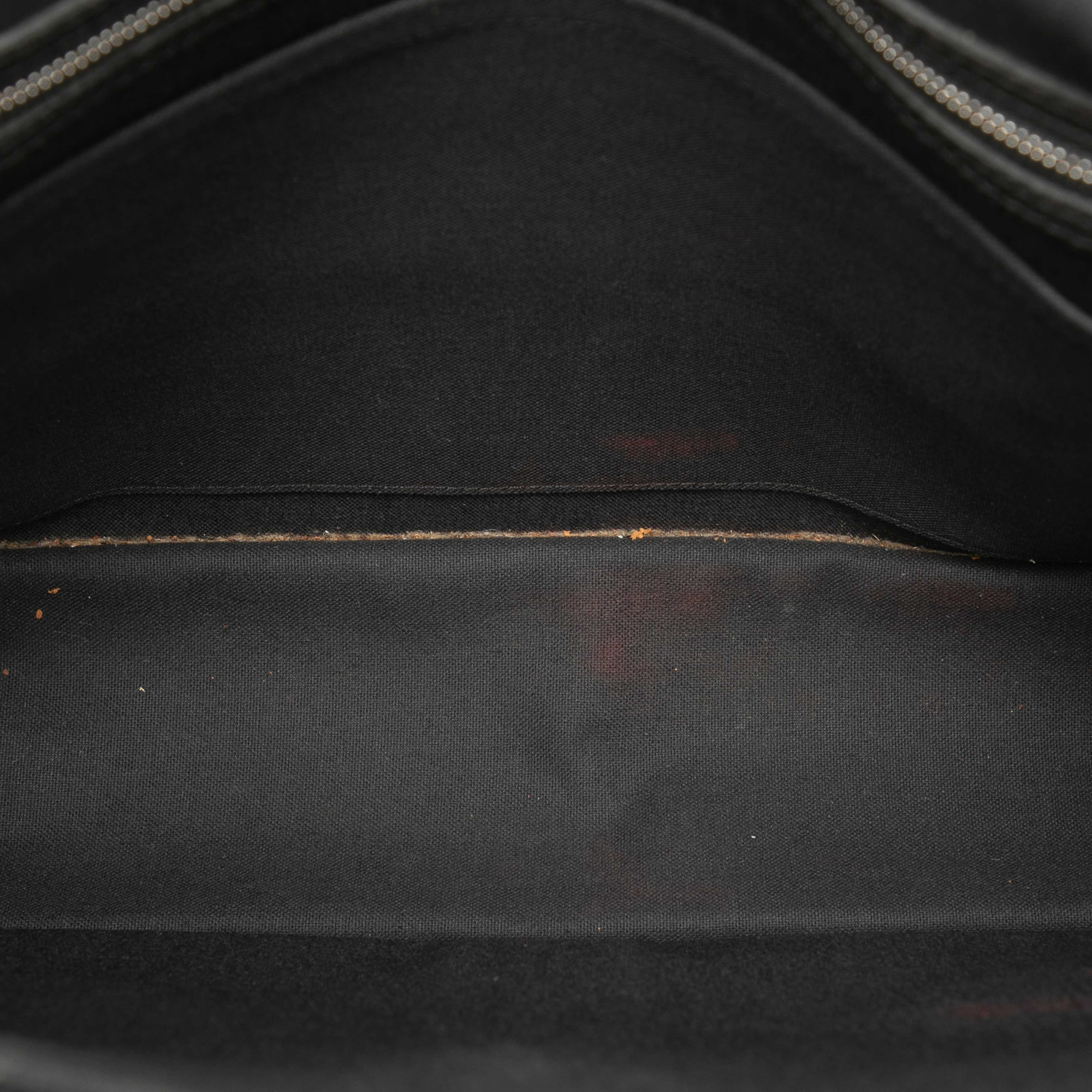 Louis Vuitton Taiga Alexei Messenger, från Luxclusif, i färgen black. Klicka för att öppna bilden i stort format