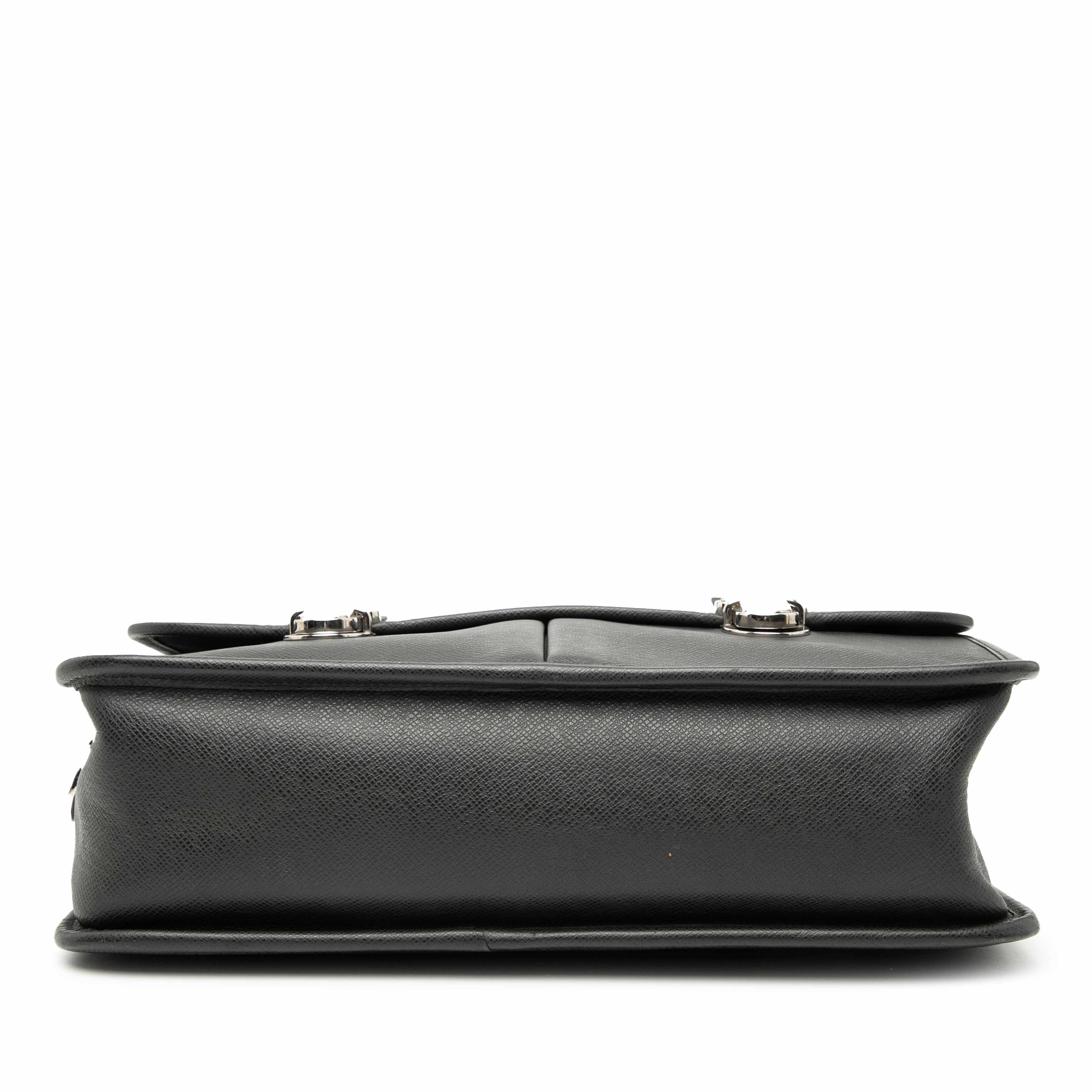 Louis Vuitton Taiga Alexei Messenger, från Luxclusif, i färgen black. Klicka för att öppna bilden i stort format