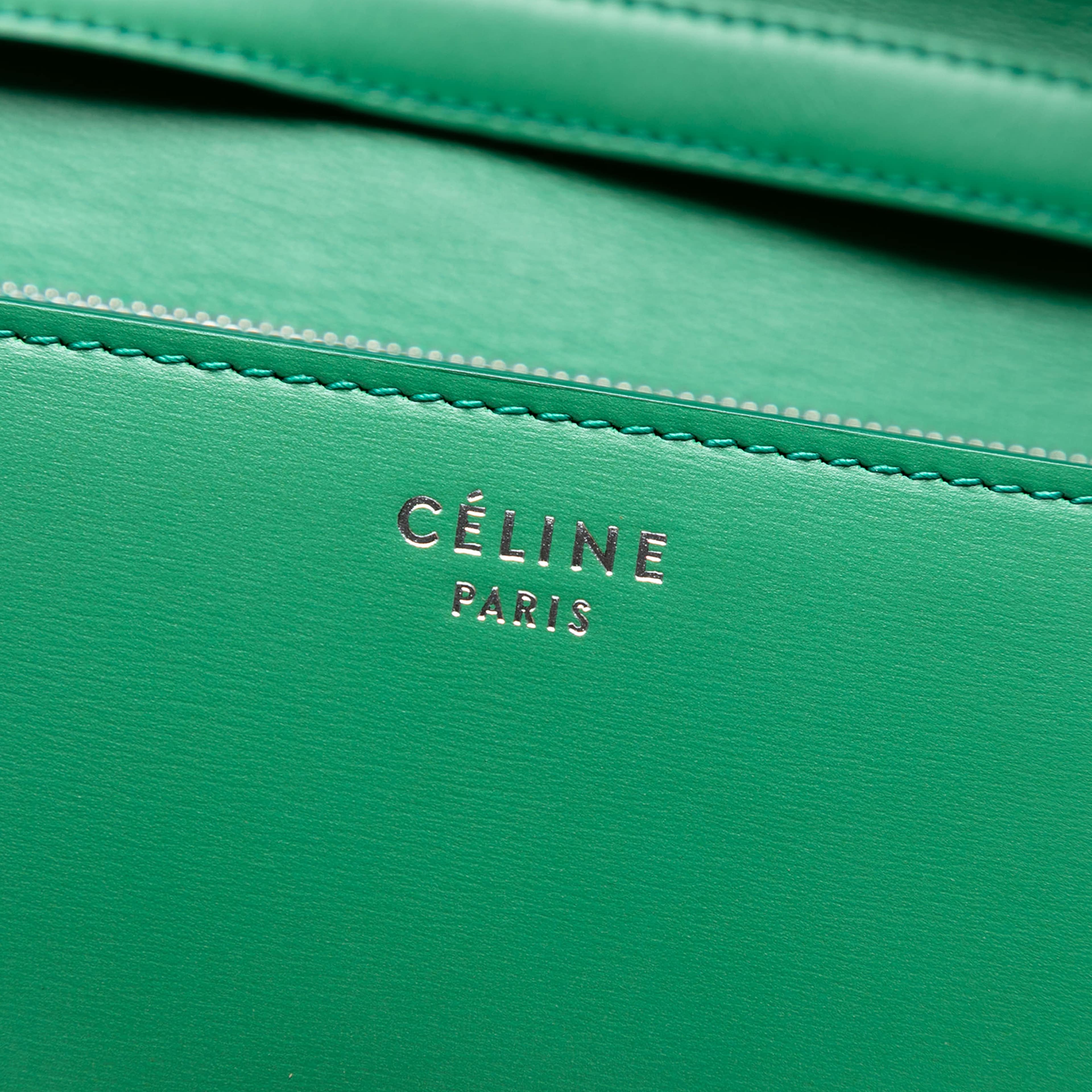 Celine Medium Calfskin Classic Box, från Luxclusif, i färgen green. Klicka för att öppna bilden i stort format