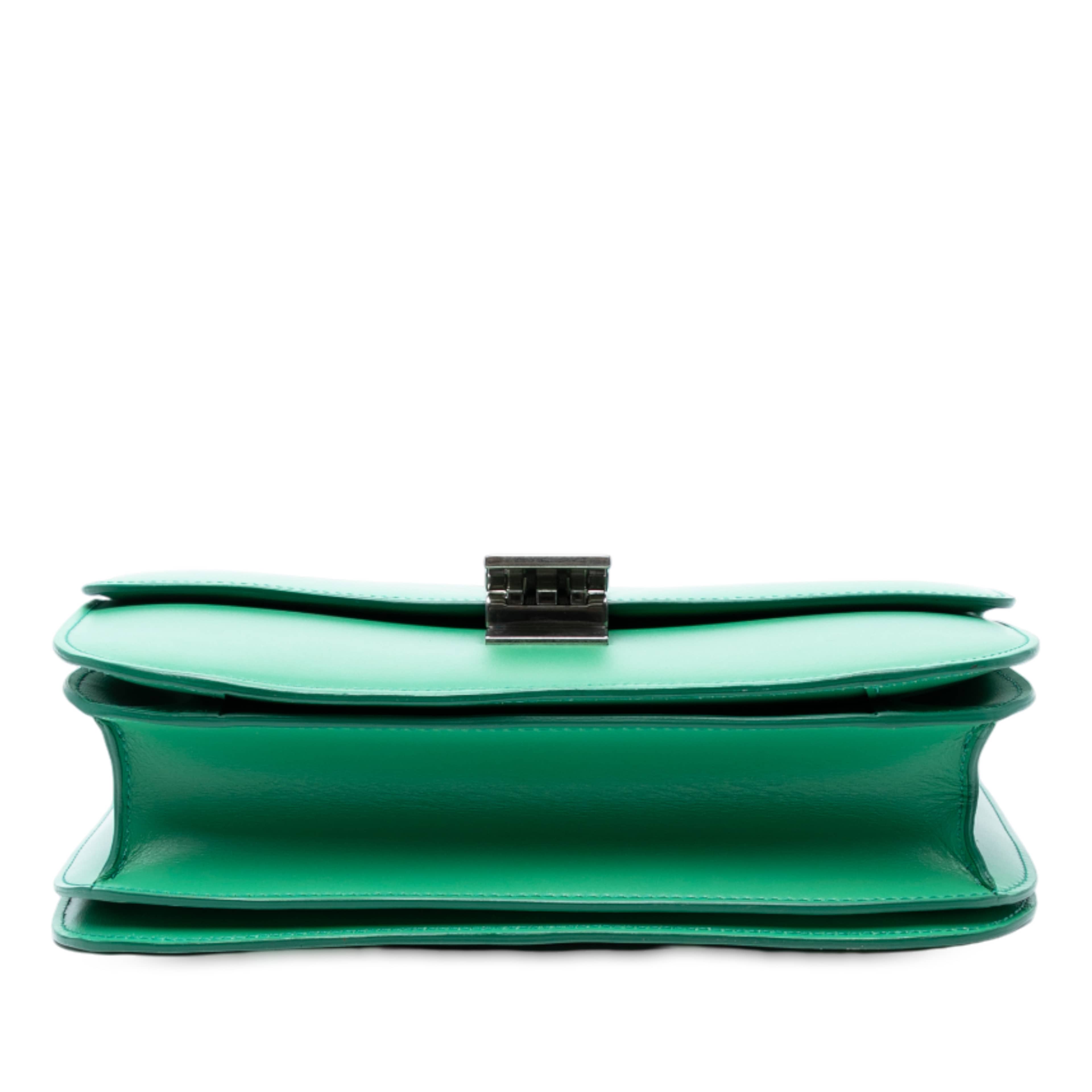 Celine Medium Calfskin Classic Box, från Luxclusif, i färgen green. Klicka för att öppna bilden i stort format