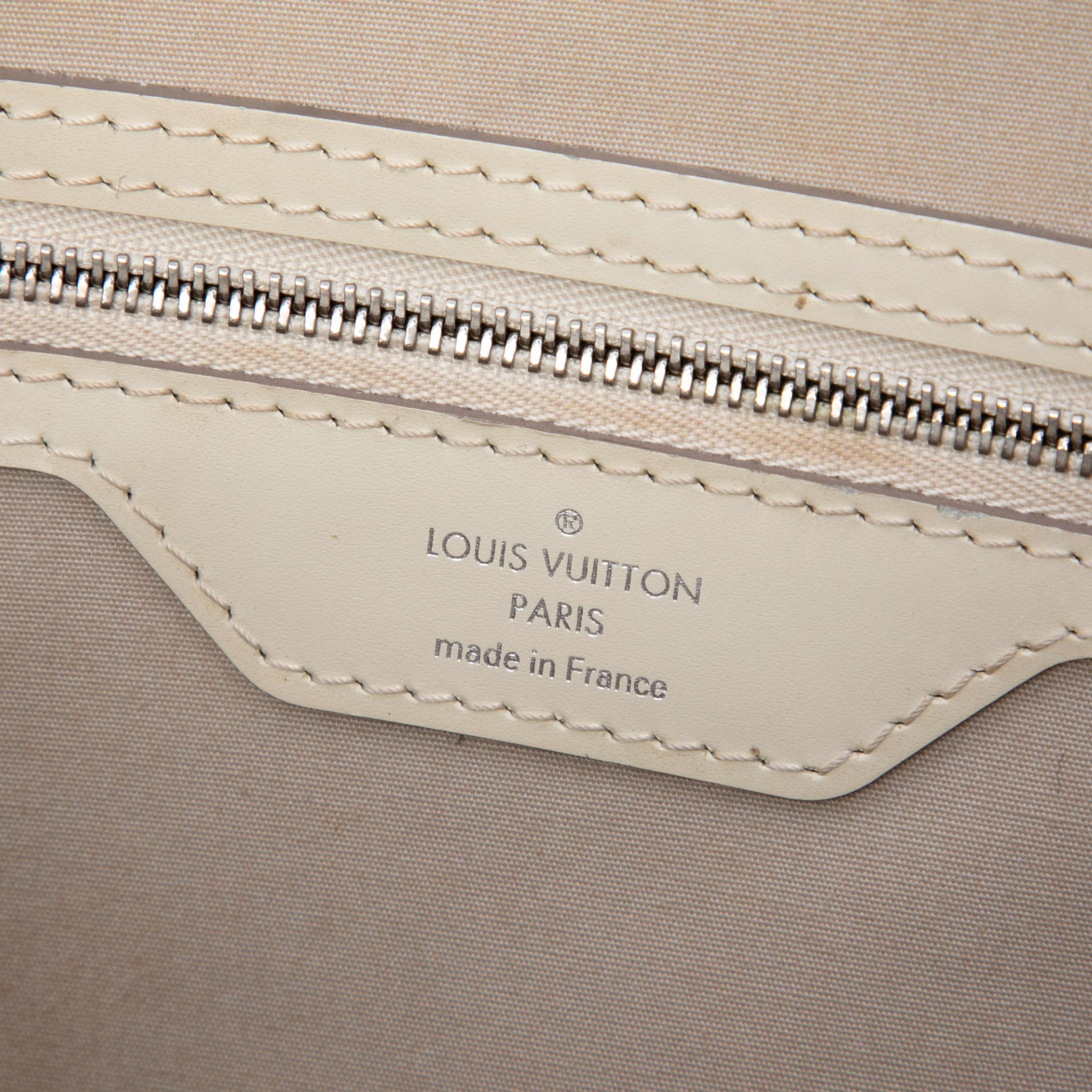 Louis Vuitton Epi Brea Mm, från Luxclusif, i färgen vit. Klicka för att öppna bilden i stort format