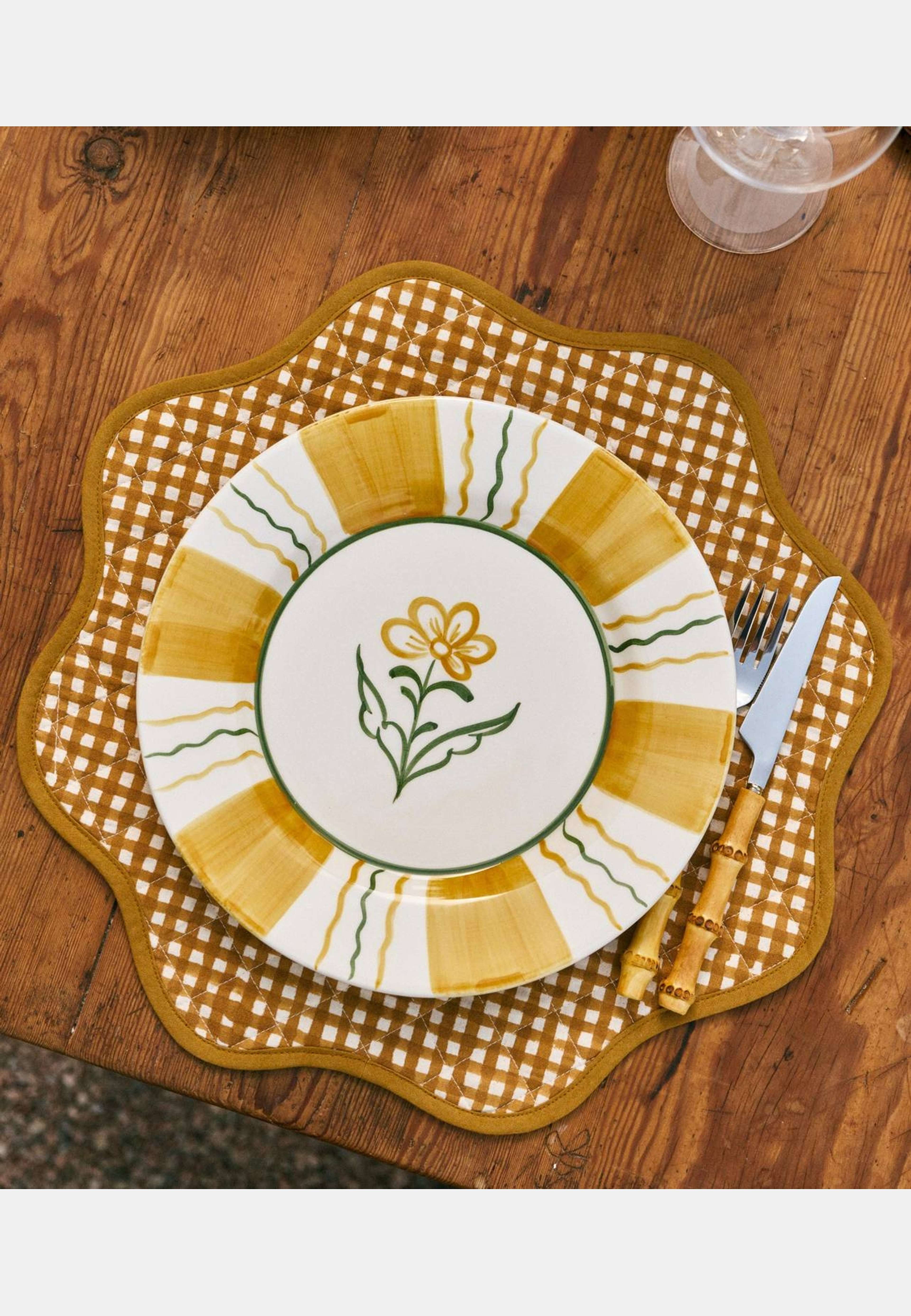 Scallop Rund Bordstablett - 42 Cm, från Pick A Poppy, i färgen ochre. Klicka för att öppna bilden i stort format