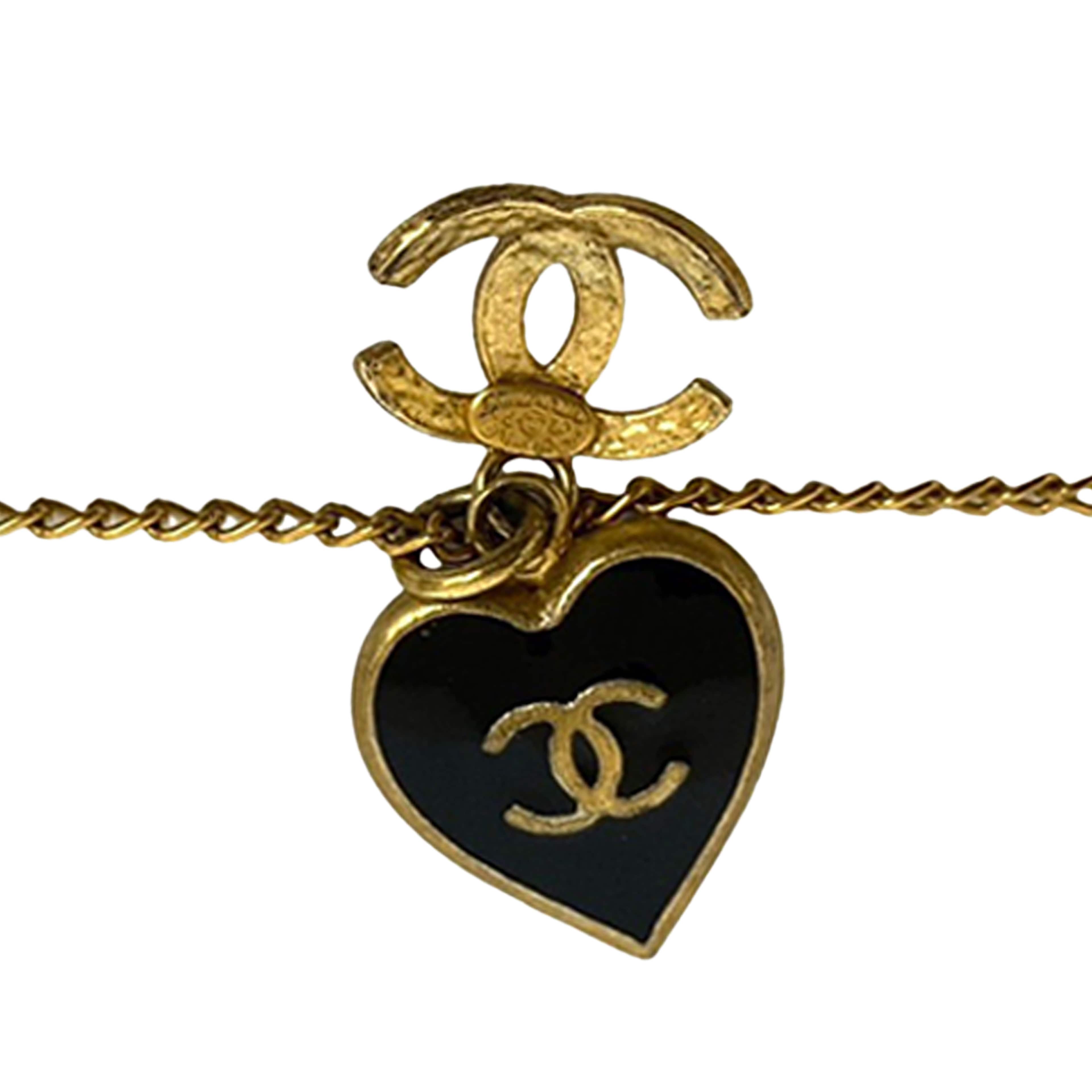 Chanel Gold Plated Enamel Cc Heart Pendant Necklace, från Luxclusif, i färgen svart. Klicka för att öppna bilden i stort format