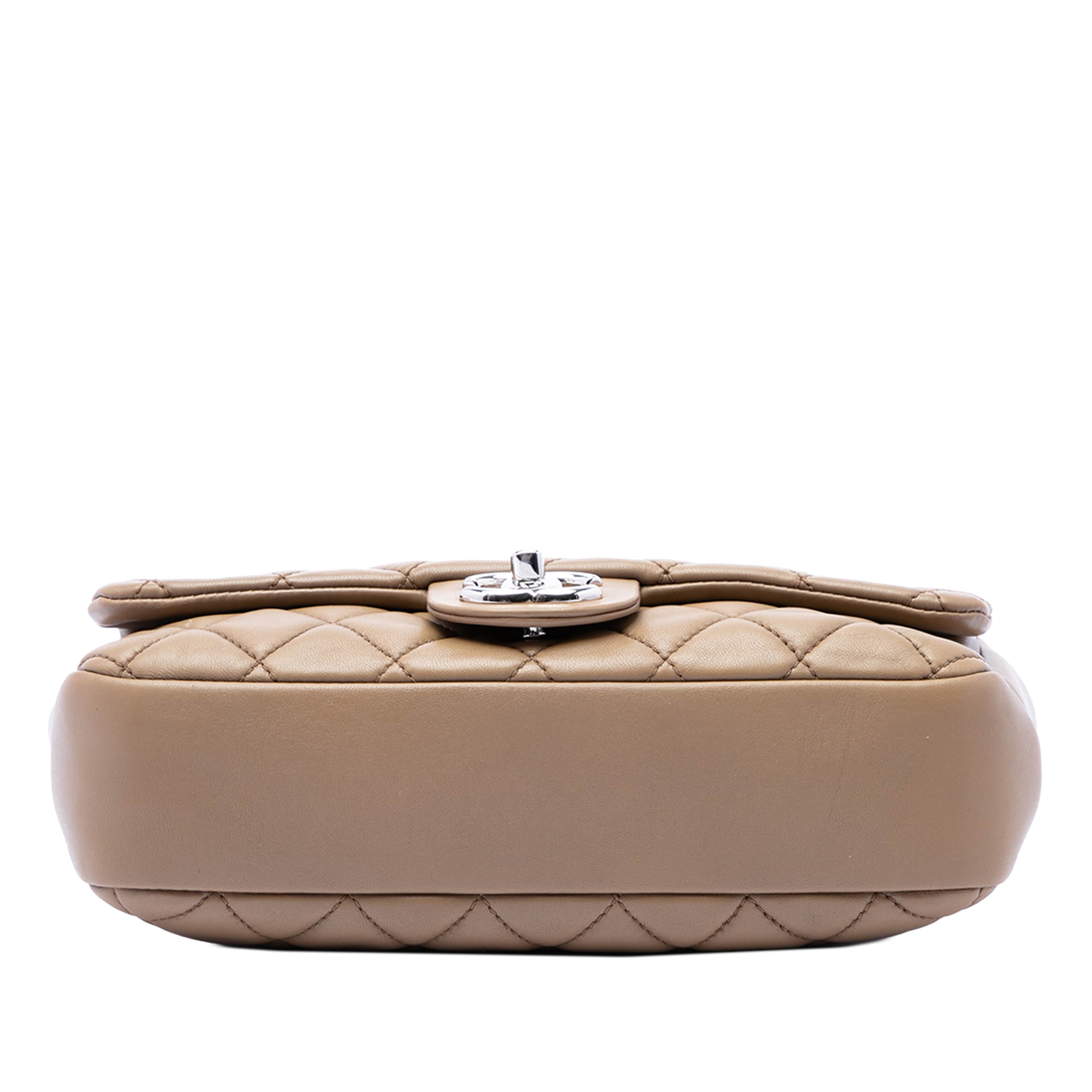 Chanel Medium Quilted Lambskin Coco Rain Flap, från Luxclusif, i färgen brun. Klicka för att öppna bilden i stort format