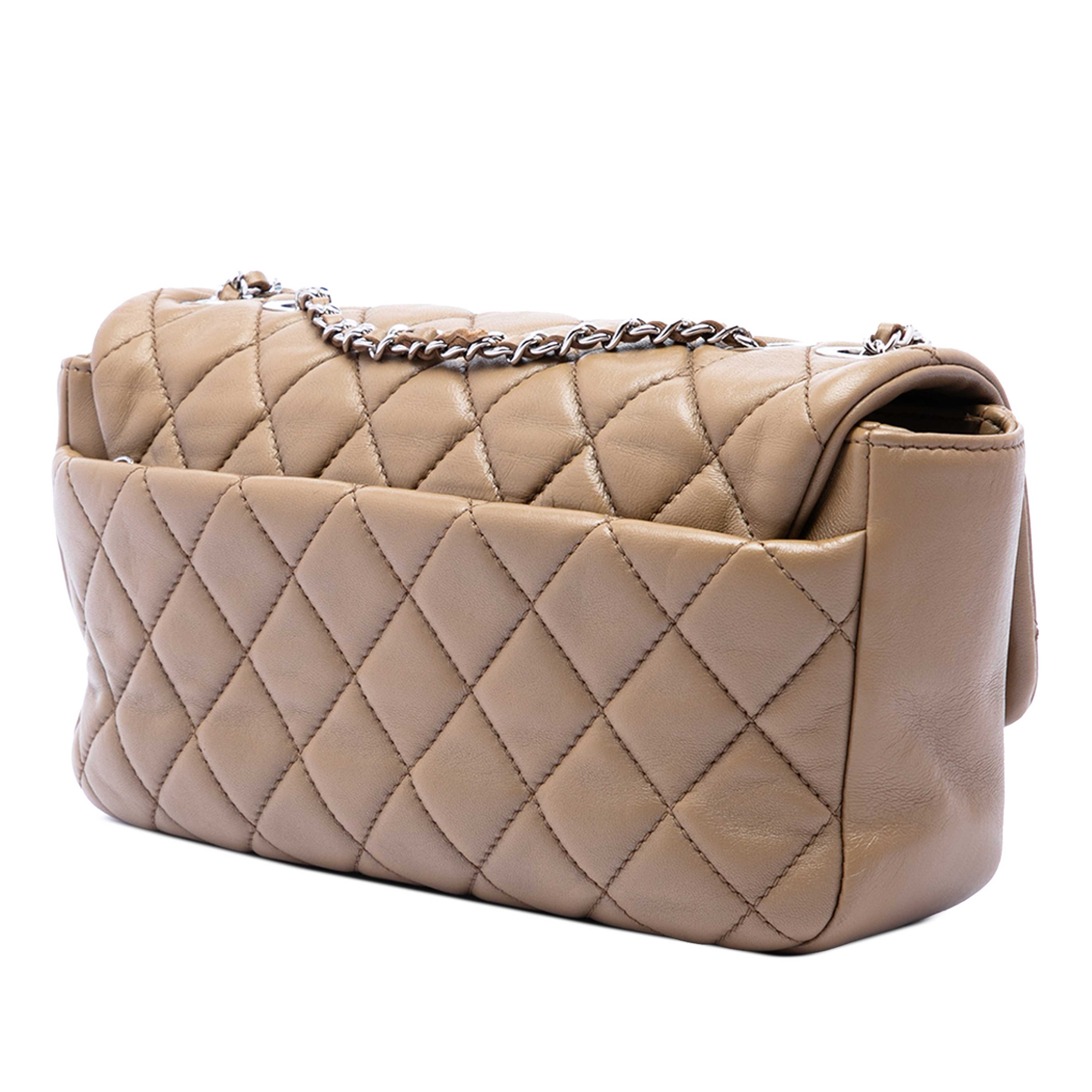 Chanel Medium Quilted Lambskin Coco Rain Flap, från Luxclusif, i färgen brun. Klicka för att öppna bilden i stort format