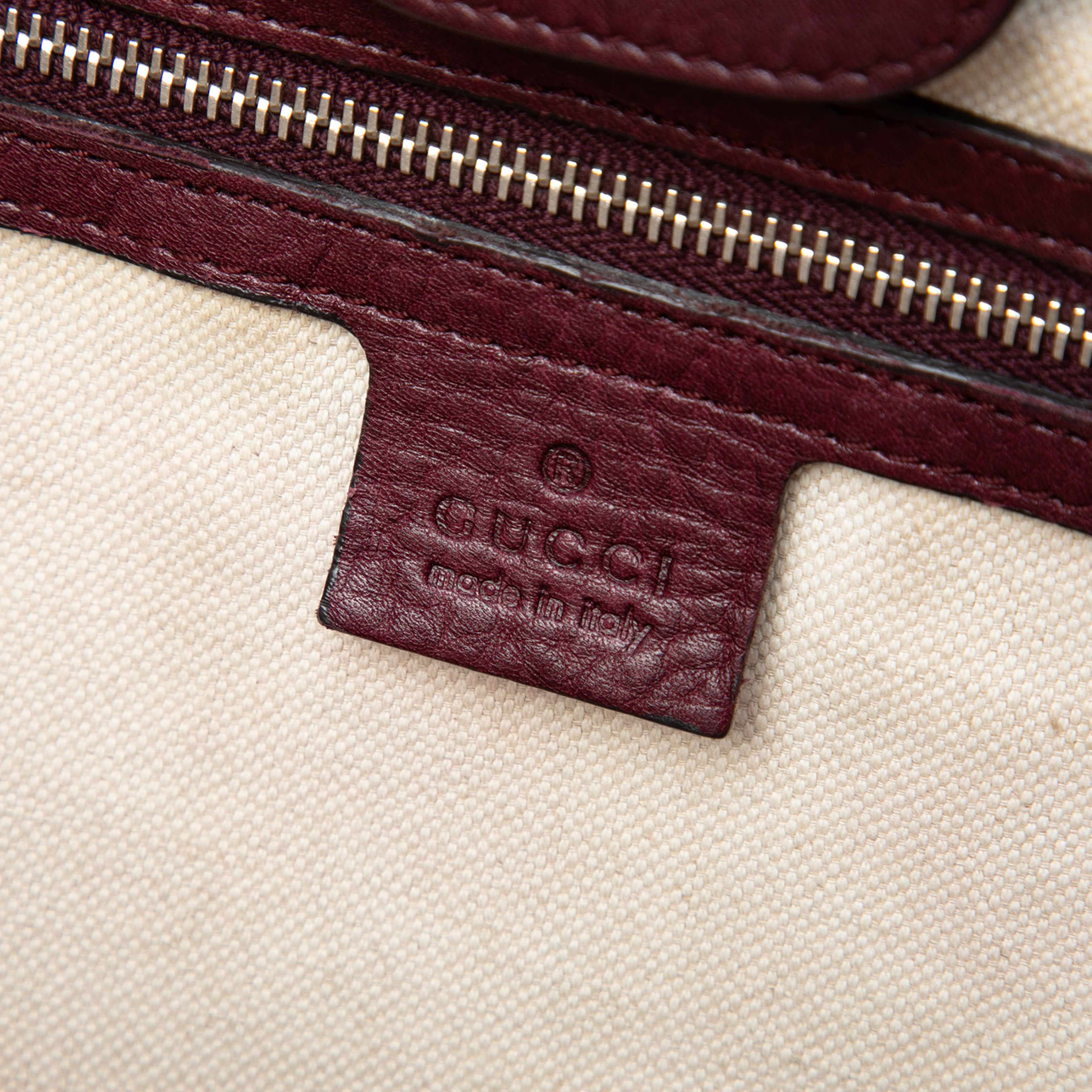 Gucci Medium Gg Canvas New Bamboo Tassel Tote, från Luxclusif, i färgen beige. Klicka för att öppna bilden i stort format