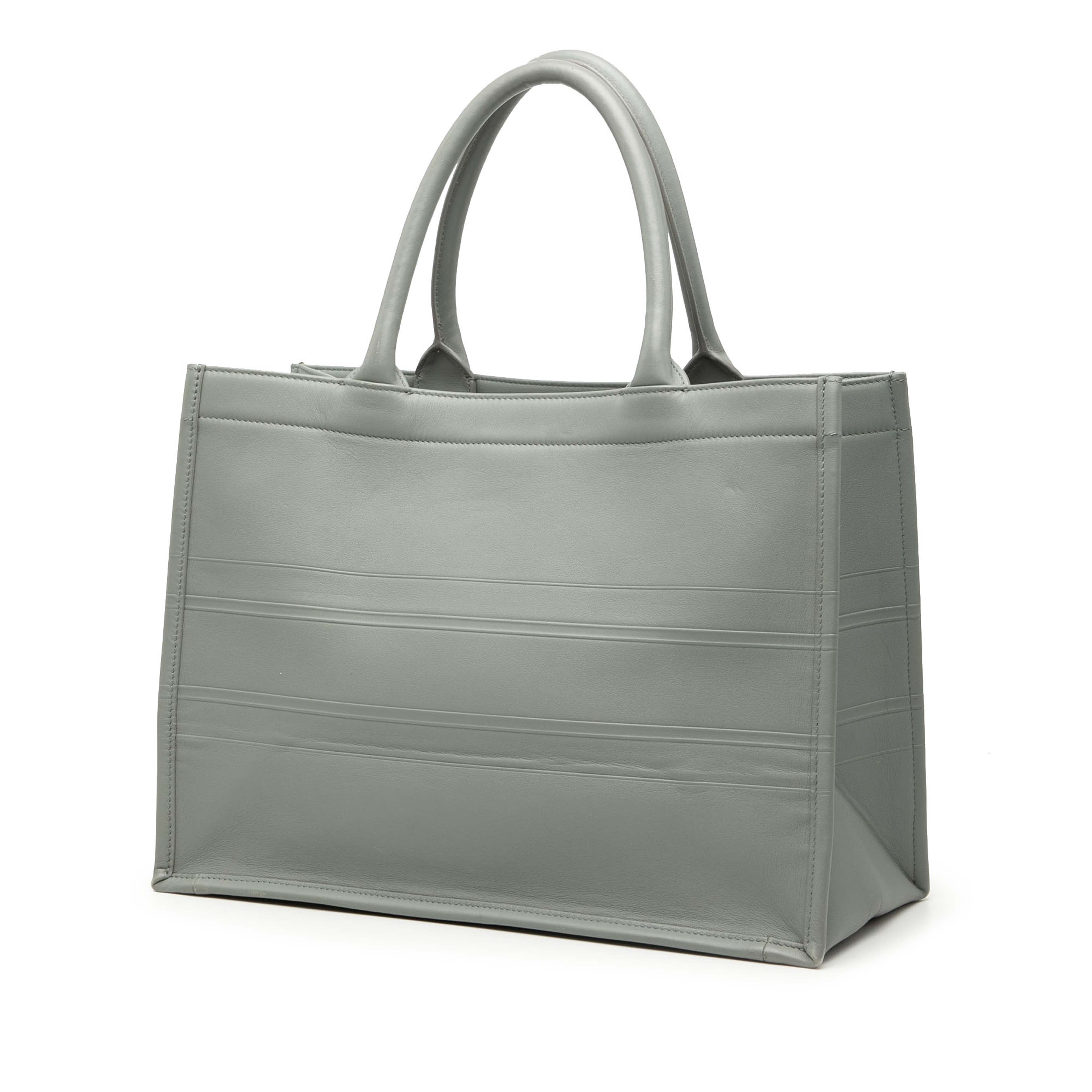 Dior Medium Embossed Leather Book Tote, från Luxclusif, i färgen grå. Klicka för att öppna bilden i stort format
