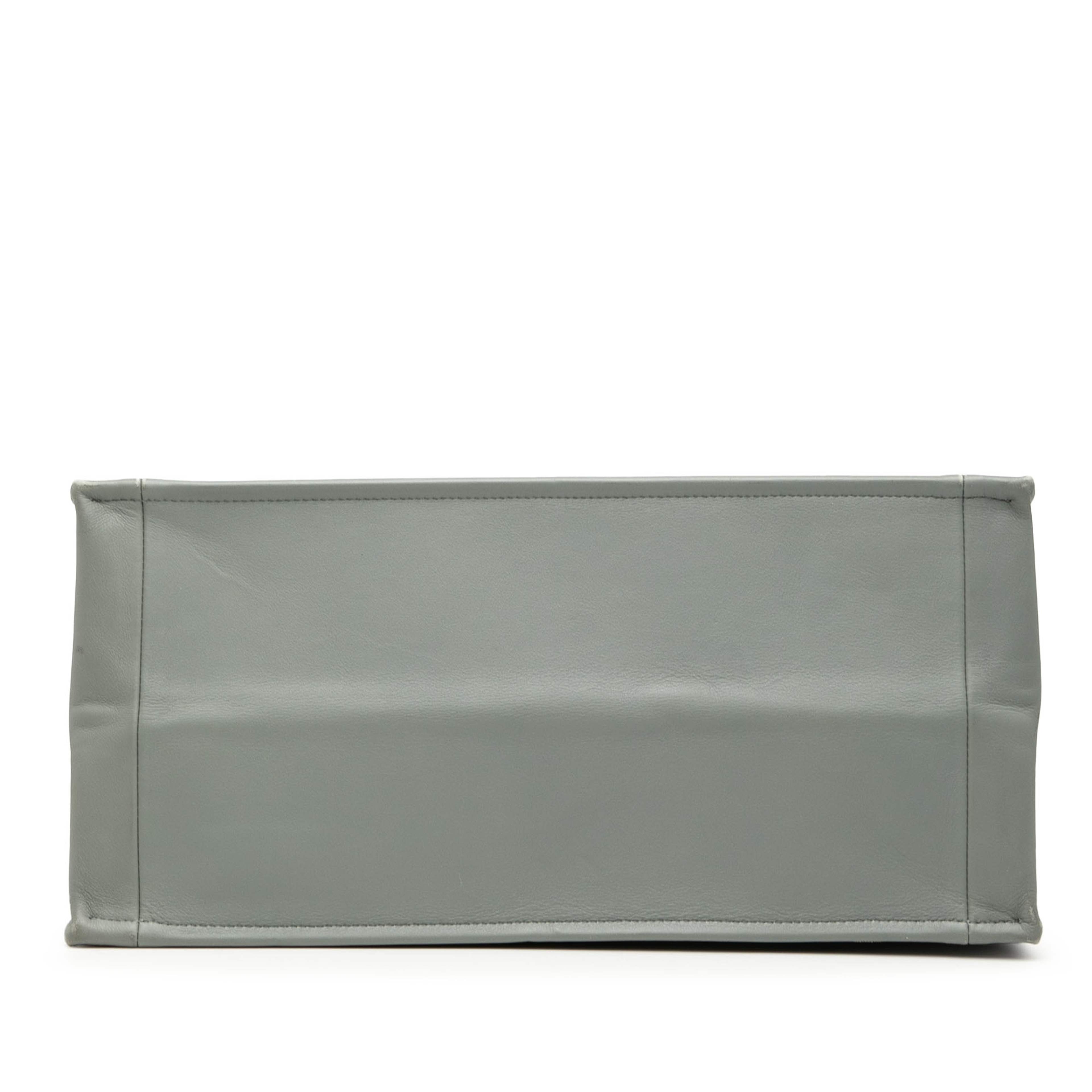 Dior Medium Embossed Leather Book Tote, från Luxclusif, i färgen grå. Klicka för att öppna bilden i stort format
