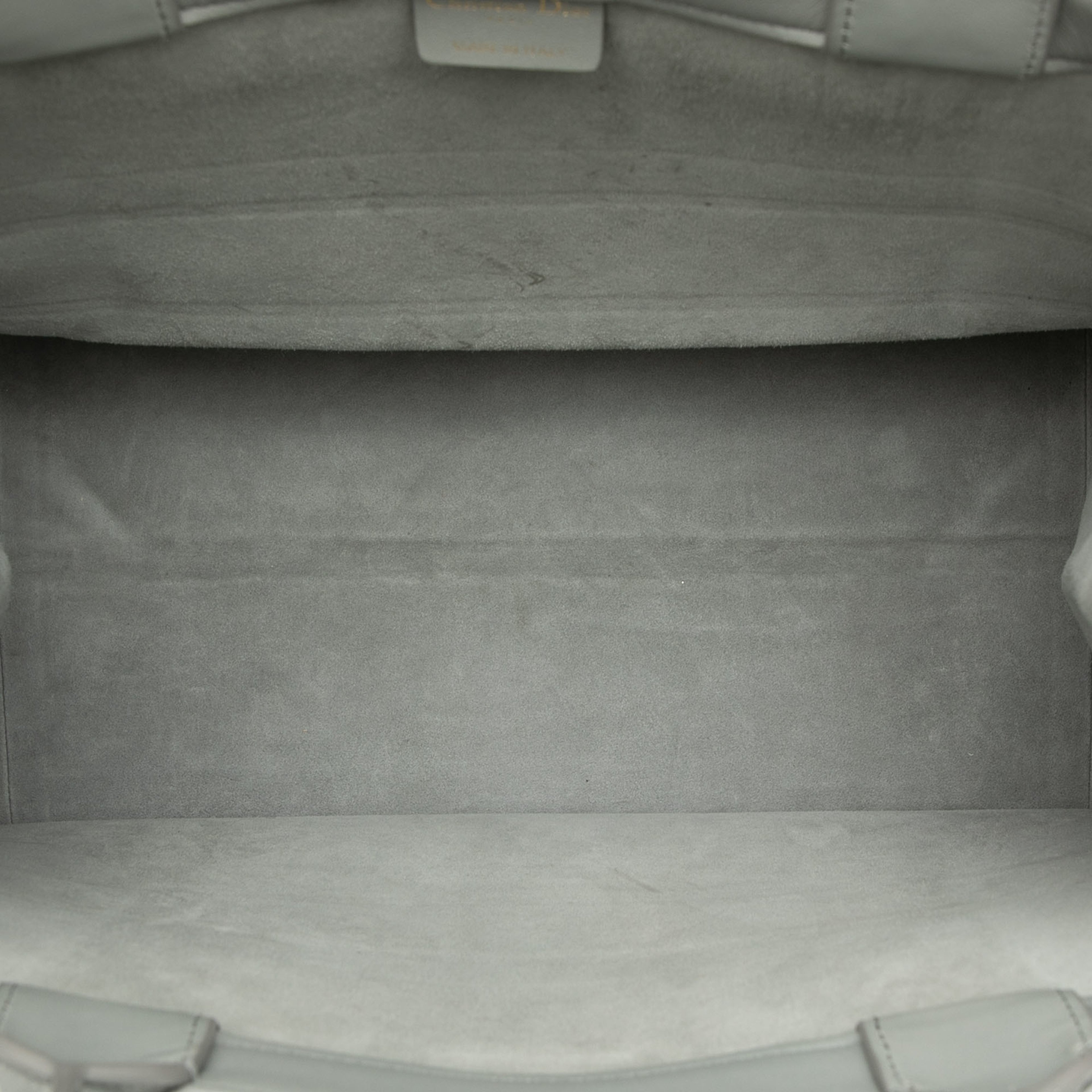 Dior Medium Embossed Leather Book Tote, från Luxclusif, i färgen gray. Klicka för att öppna bilden i stort format