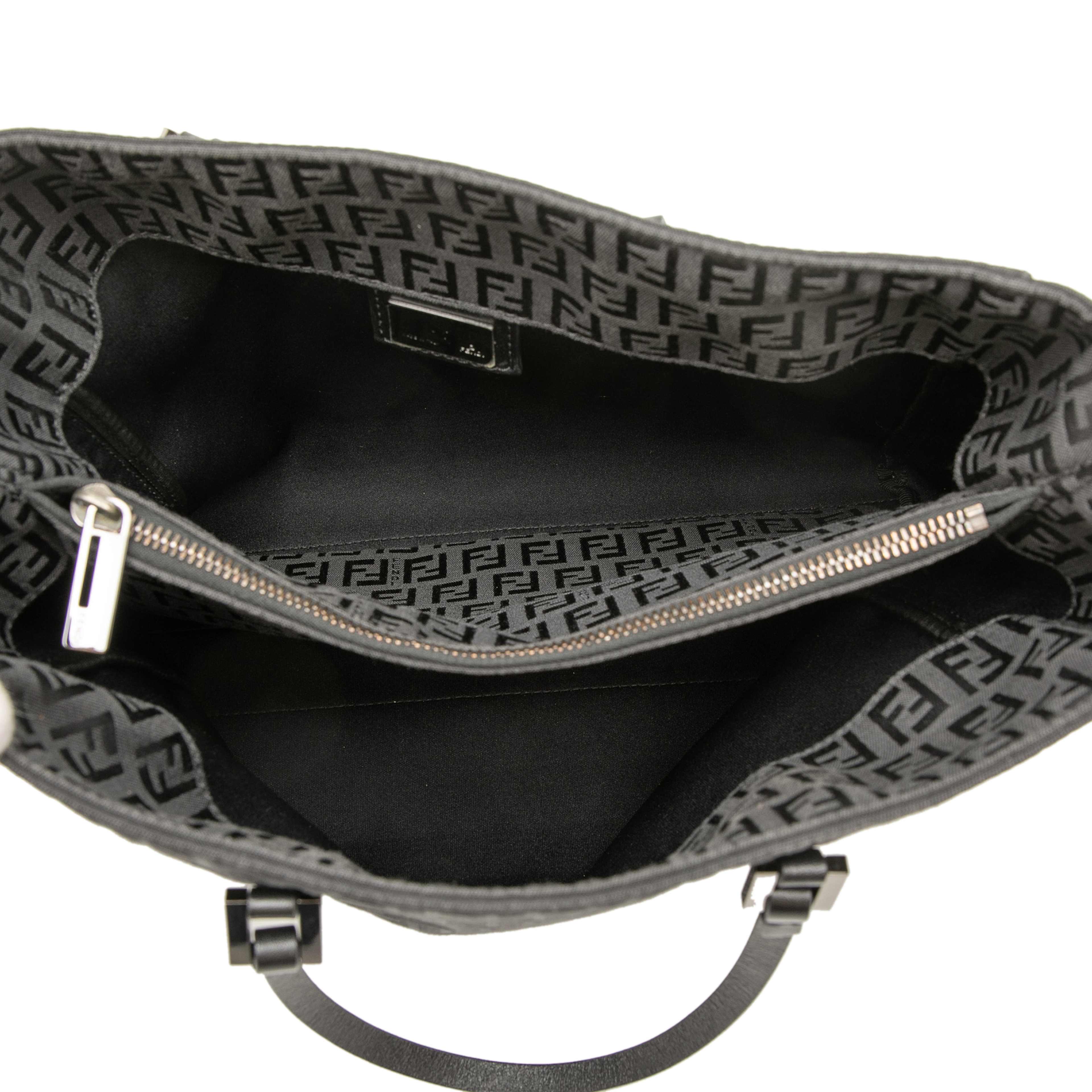 Fendi Zucchino Canvas Tote, från Luxclusif, i färgen black. Klicka för att öppna bilden i stort format