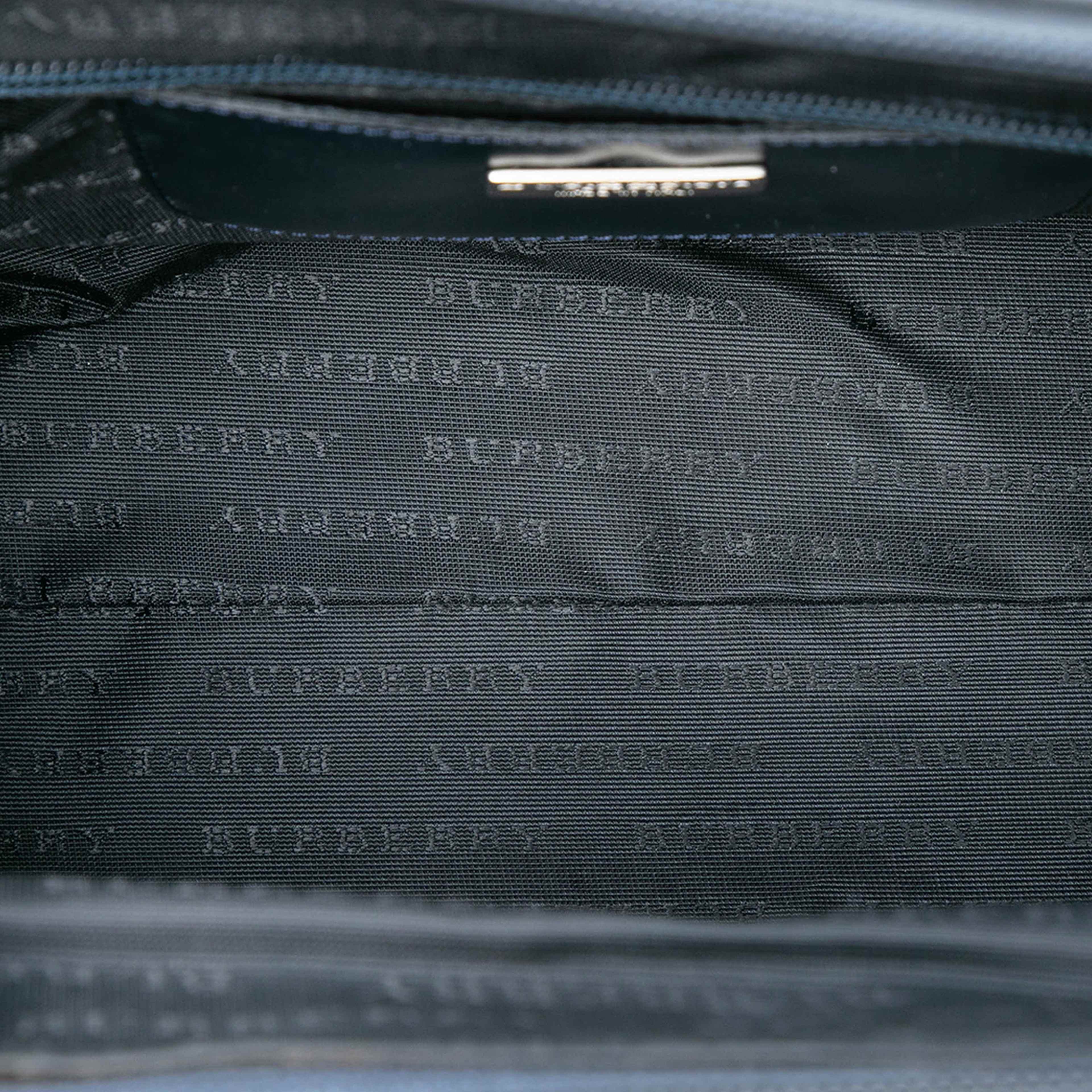 Burberry House Check Embossed Leather Handbag, från Luxclusif, i färgen navy. Klicka för att öppna bilden i stort format