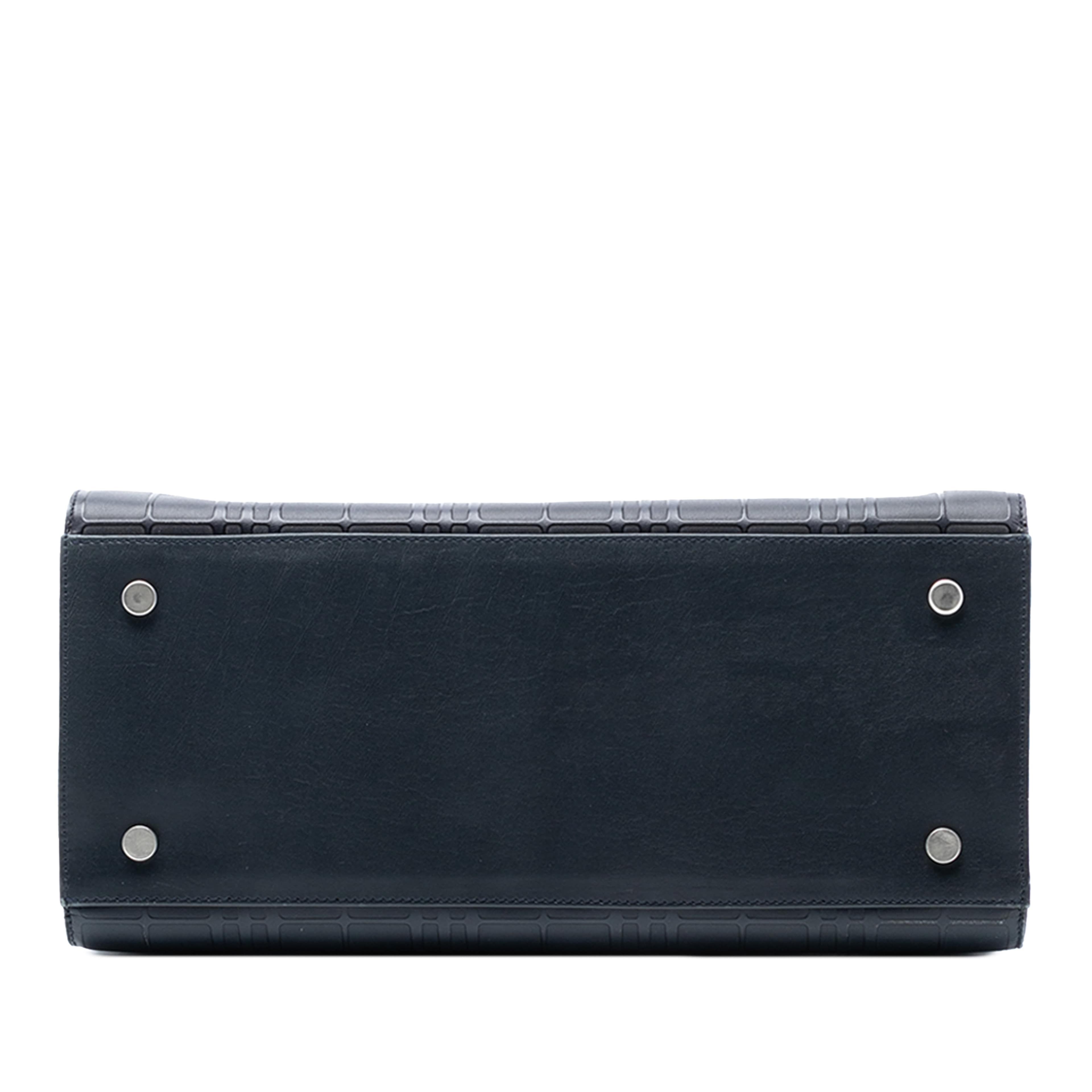 Burberry House Check Embossed Leather Handbag, från Luxclusif, i färgen navy. Klicka för att öppna bilden i stort format