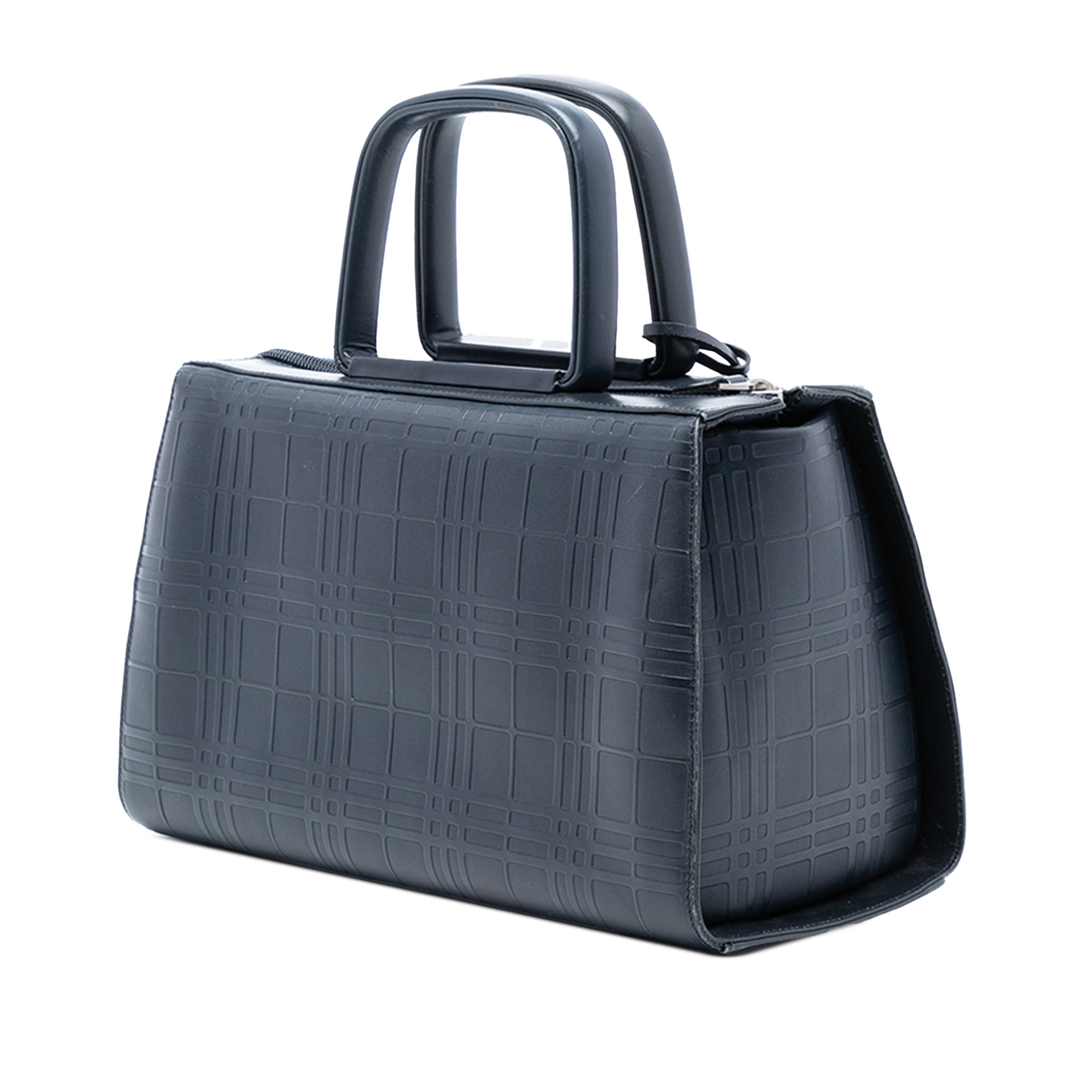 Burberry House Check Embossed Leather Handbag, från Luxclusif, i färgen navy. Klicka för att öppna bilden i stort format