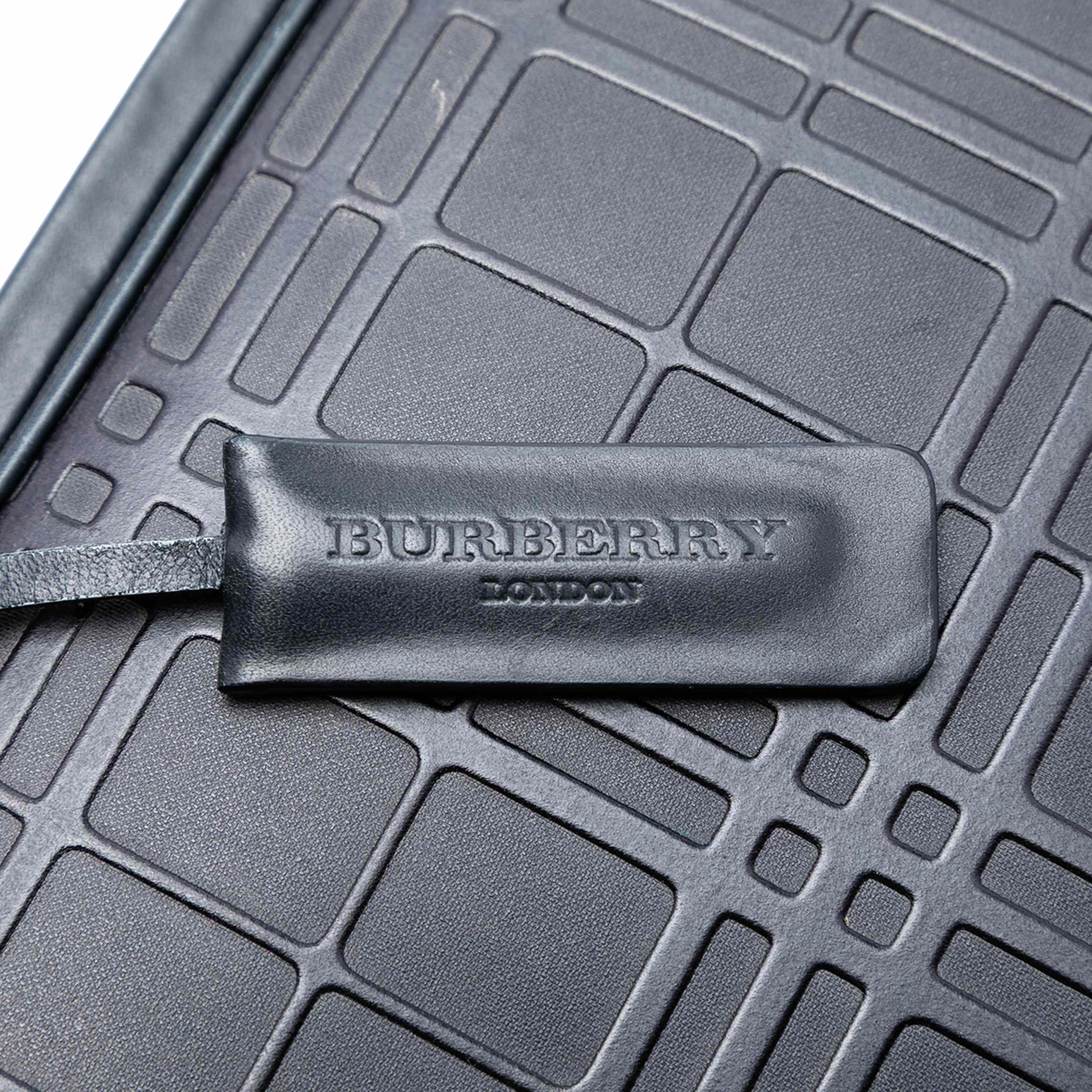 Burberry House Check Embossed Leather Handbag, från Luxclusif, i färgen navy. Klicka för att öppna bilden i stort format