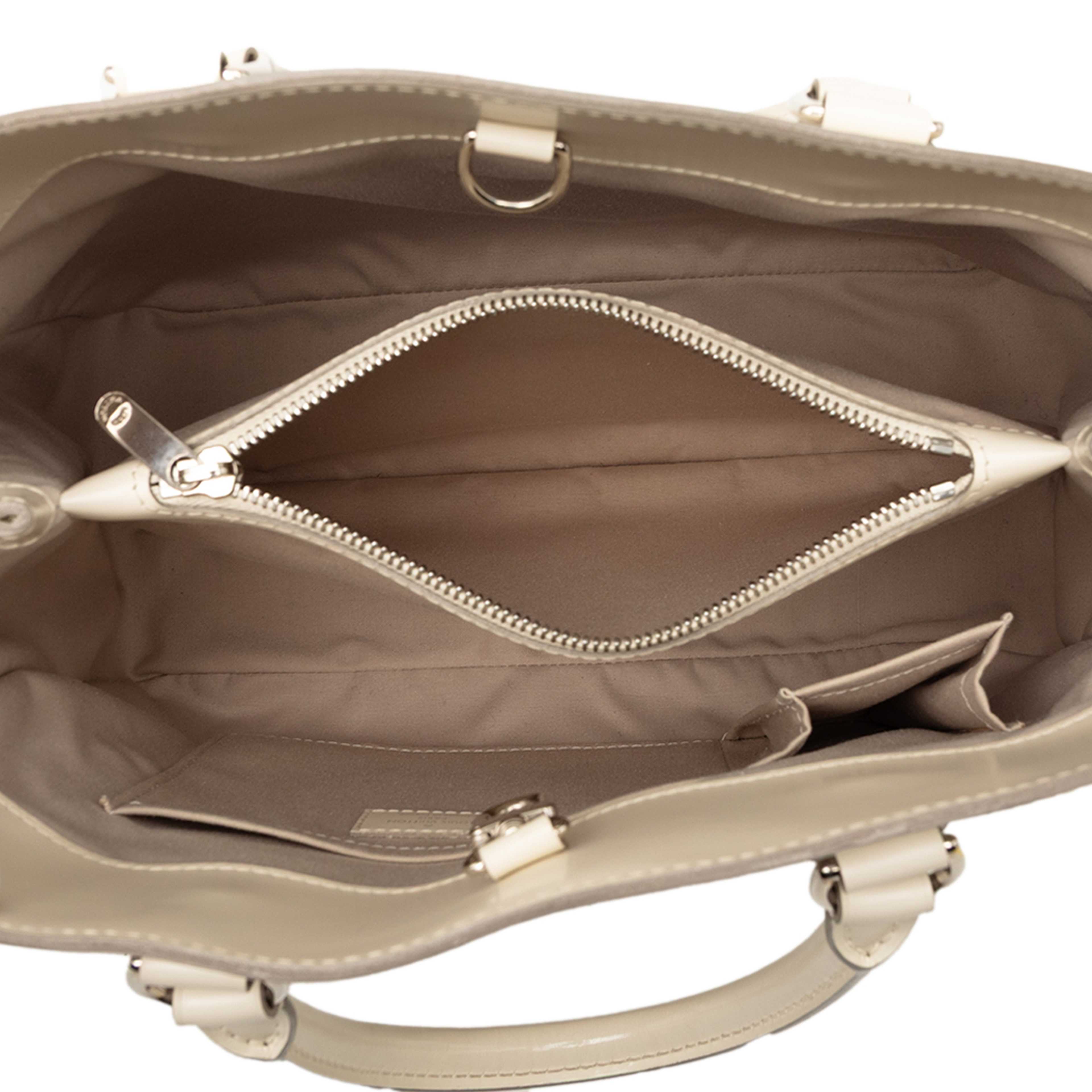 Louis Vuitton Epi Passy Pm, från Luxclusif, i färgen white. Klicka för att öppna bilden i stort format