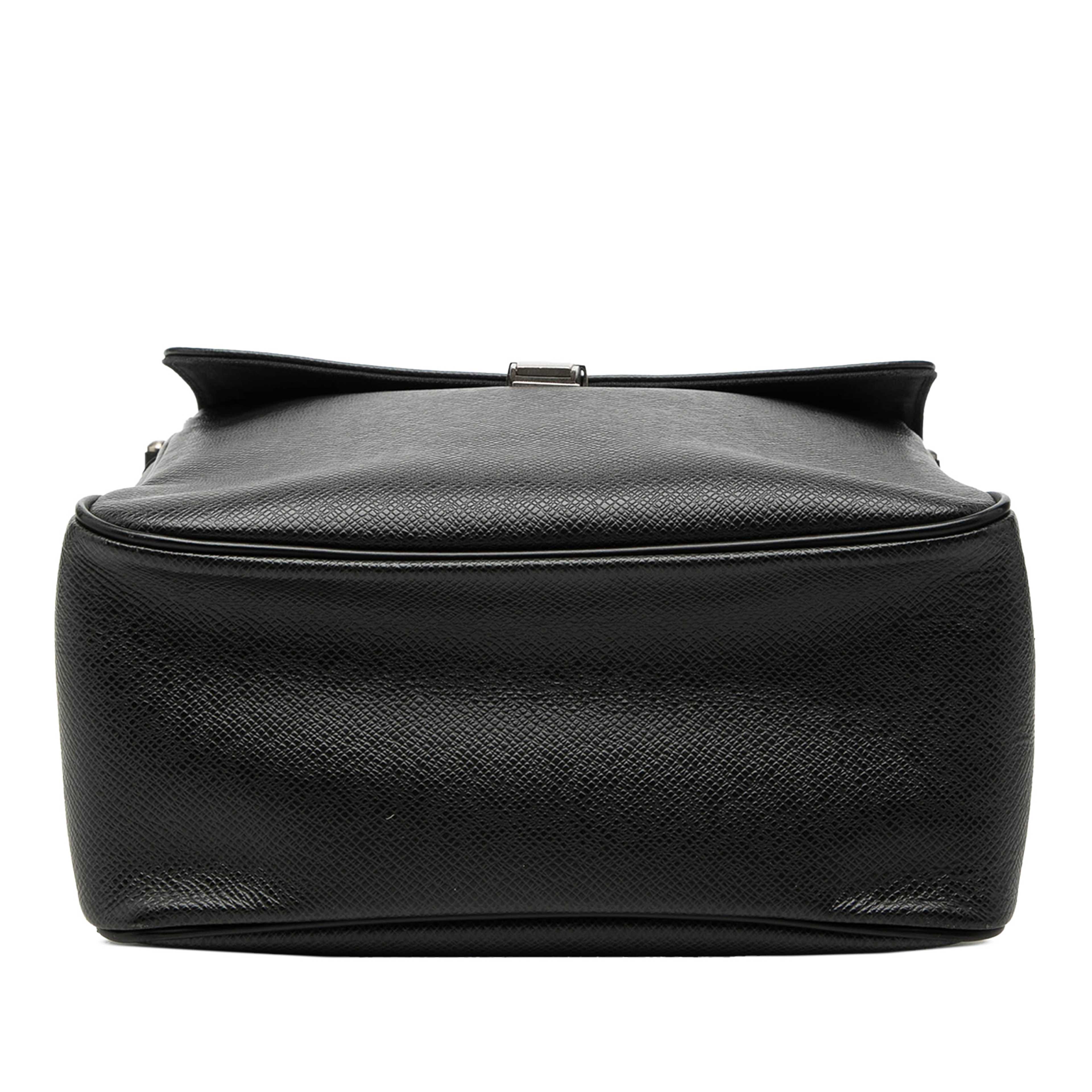 Louis Vuitton Taiga Yaranga, från Luxclusif, i färgen svart. Klicka för att öppna bilden i stort format
