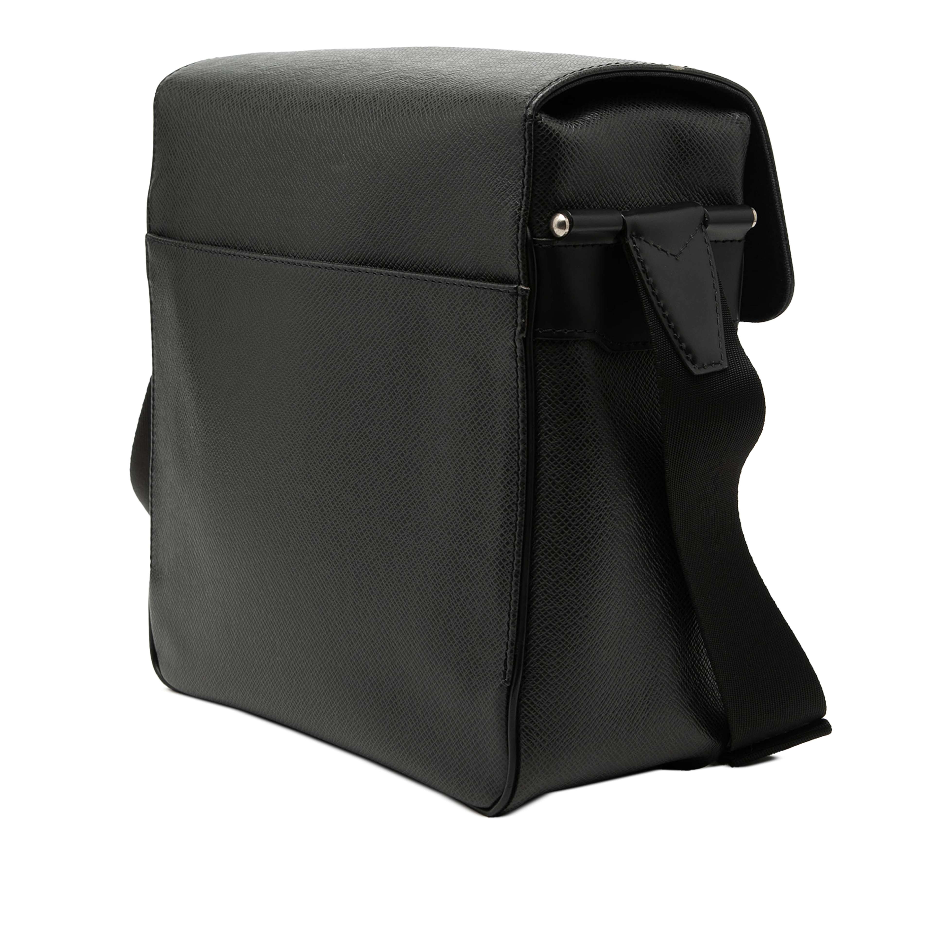 Louis Vuitton Taiga Yaranga, från Luxclusif, i färgen black. Klicka för att öppna bilden i stort format