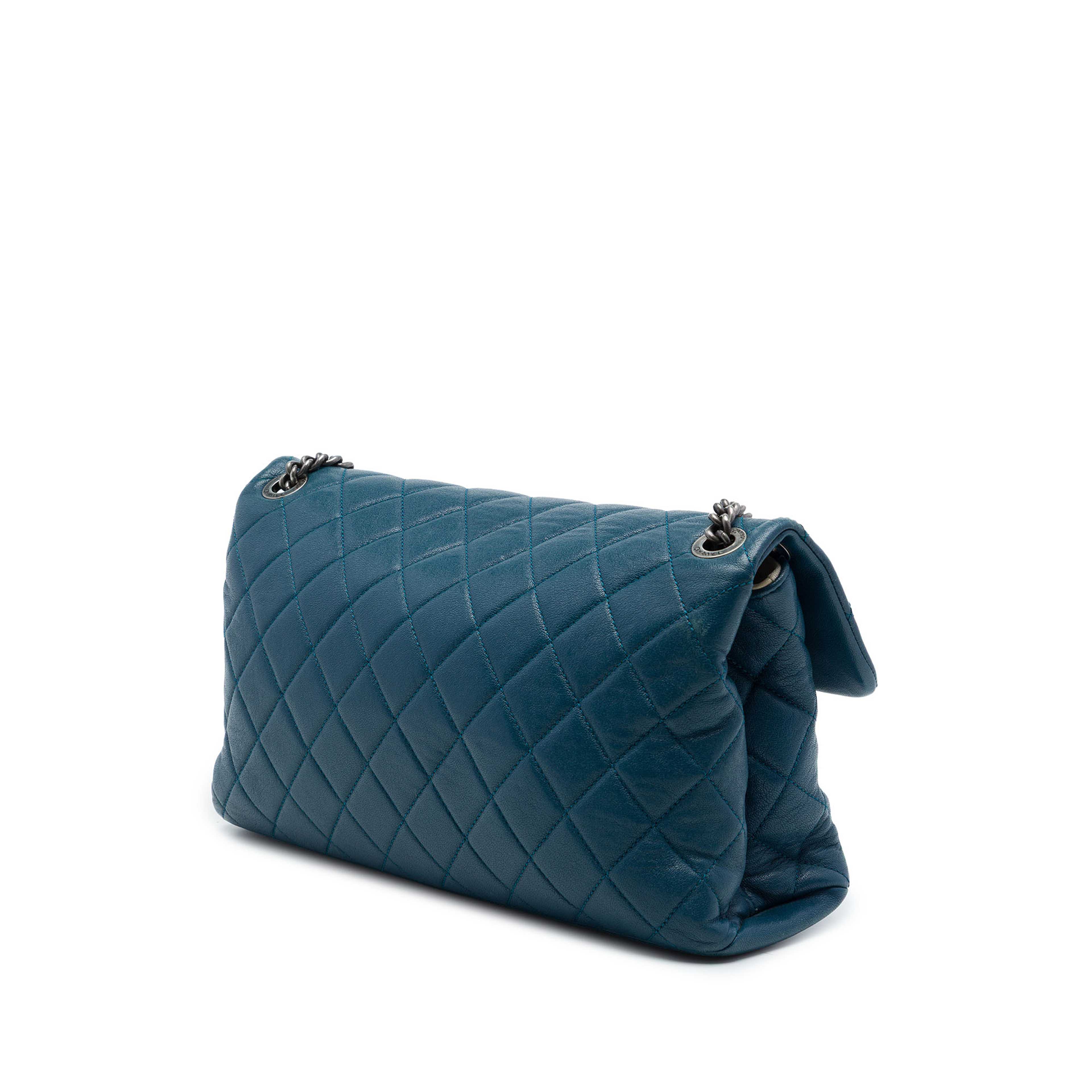 Chanel Large Quilted Shiny Goatskin Burgundy Rocks Flap, från Luxclusif, i färgen blå. Klicka för att öppna bilden i stort format