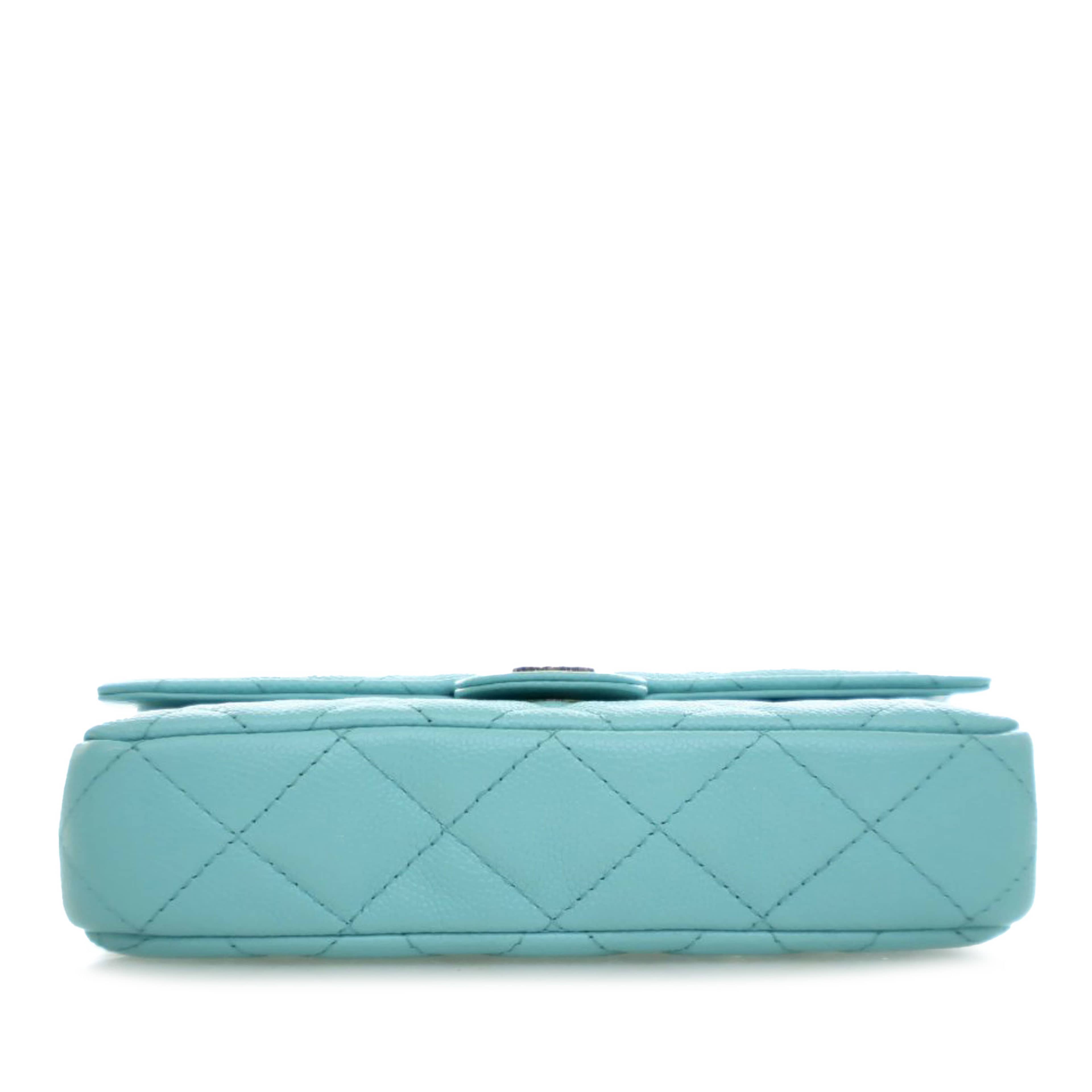 Chanel Cc Quilted Caviar Flap Phone Holder Wallet On Chain, från Luxclusif, i färgen turquoise. Klicka för att öppna bilden i stort format