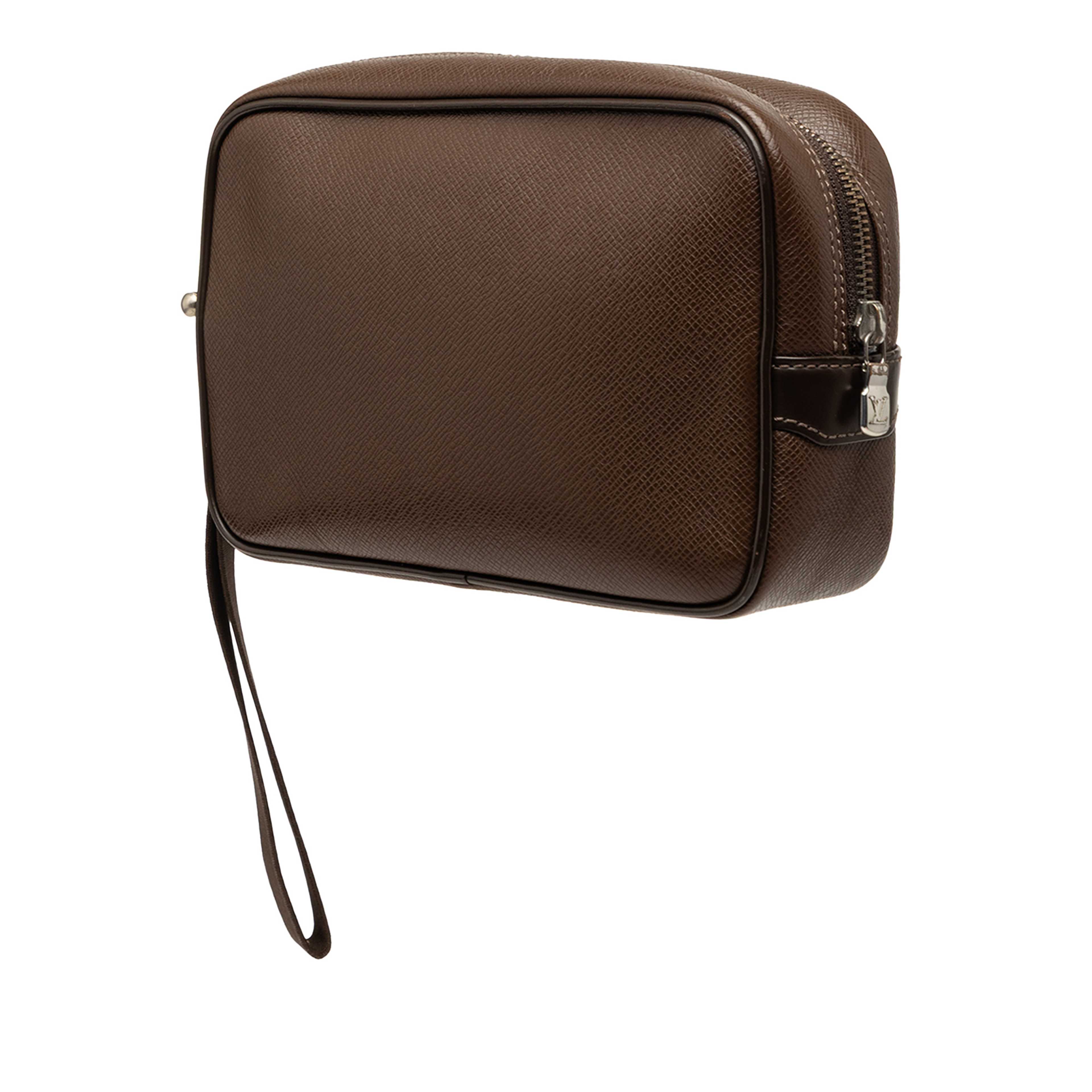 Louis Vuitton Taiga Pochette Kaluga, från Luxclusif, i färgen brun. Klicka för att öppna bilden i stort format