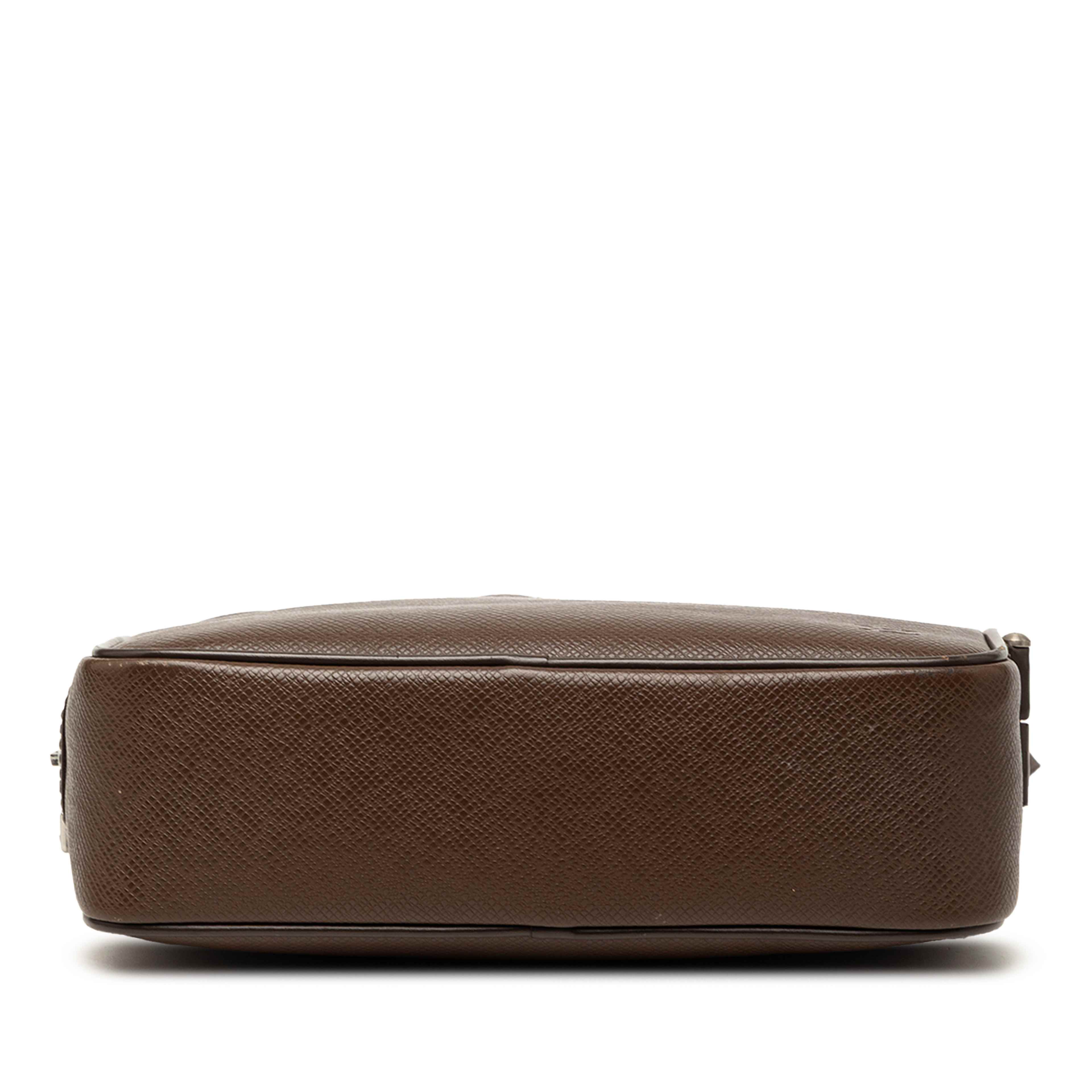 Louis Vuitton Taiga Pochette Kaluga, från Luxclusif, i färgen brun. Klicka för att öppna bilden i stort format