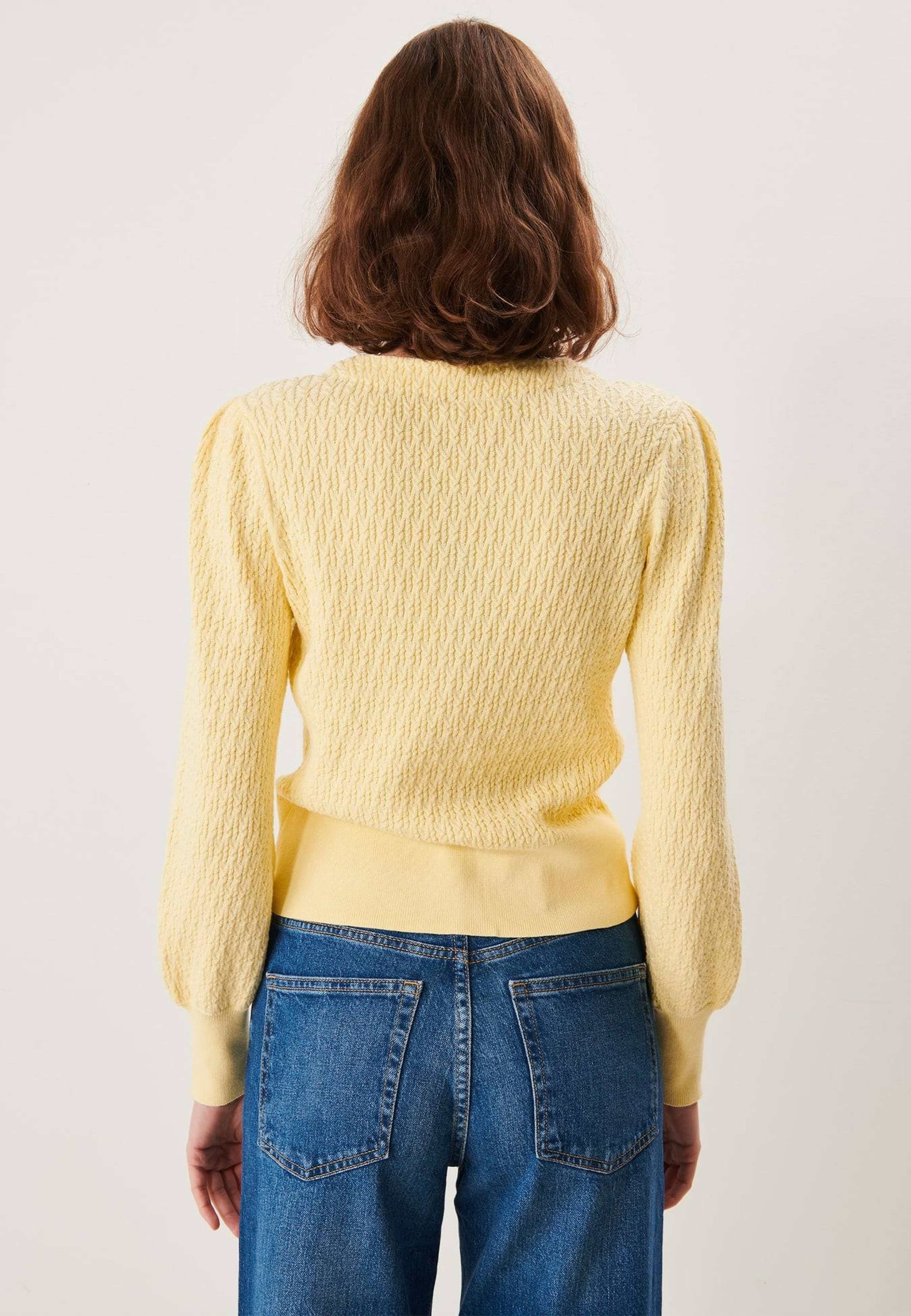 Johanna Cardigan, från Jumperfabriken, i färgen yellow. Klicka för att öppna bilden i stort format