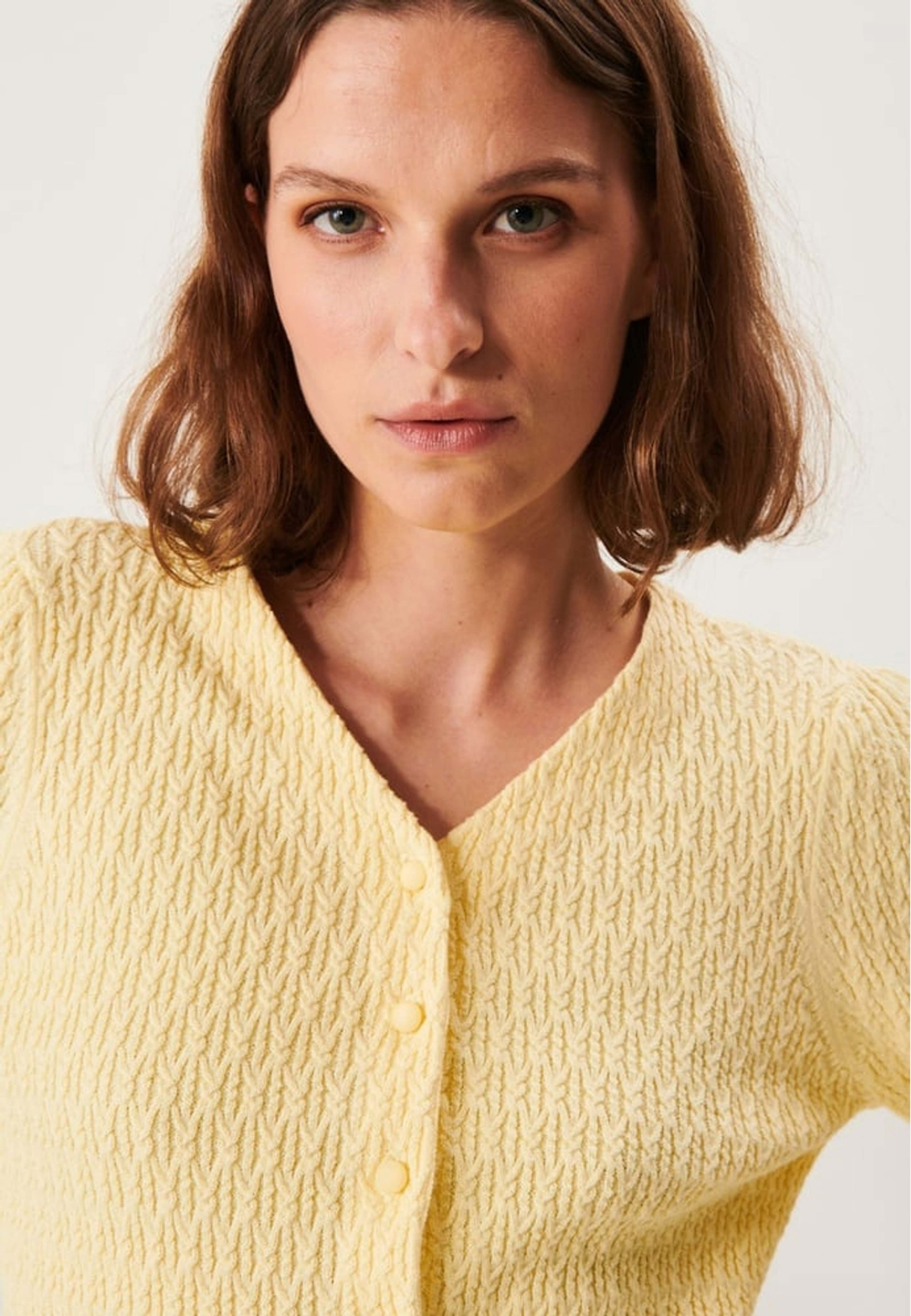 Johanna Cardigan, från Jumperfabriken, i färgen yellow. Klicka för att öppna bilden i stort format