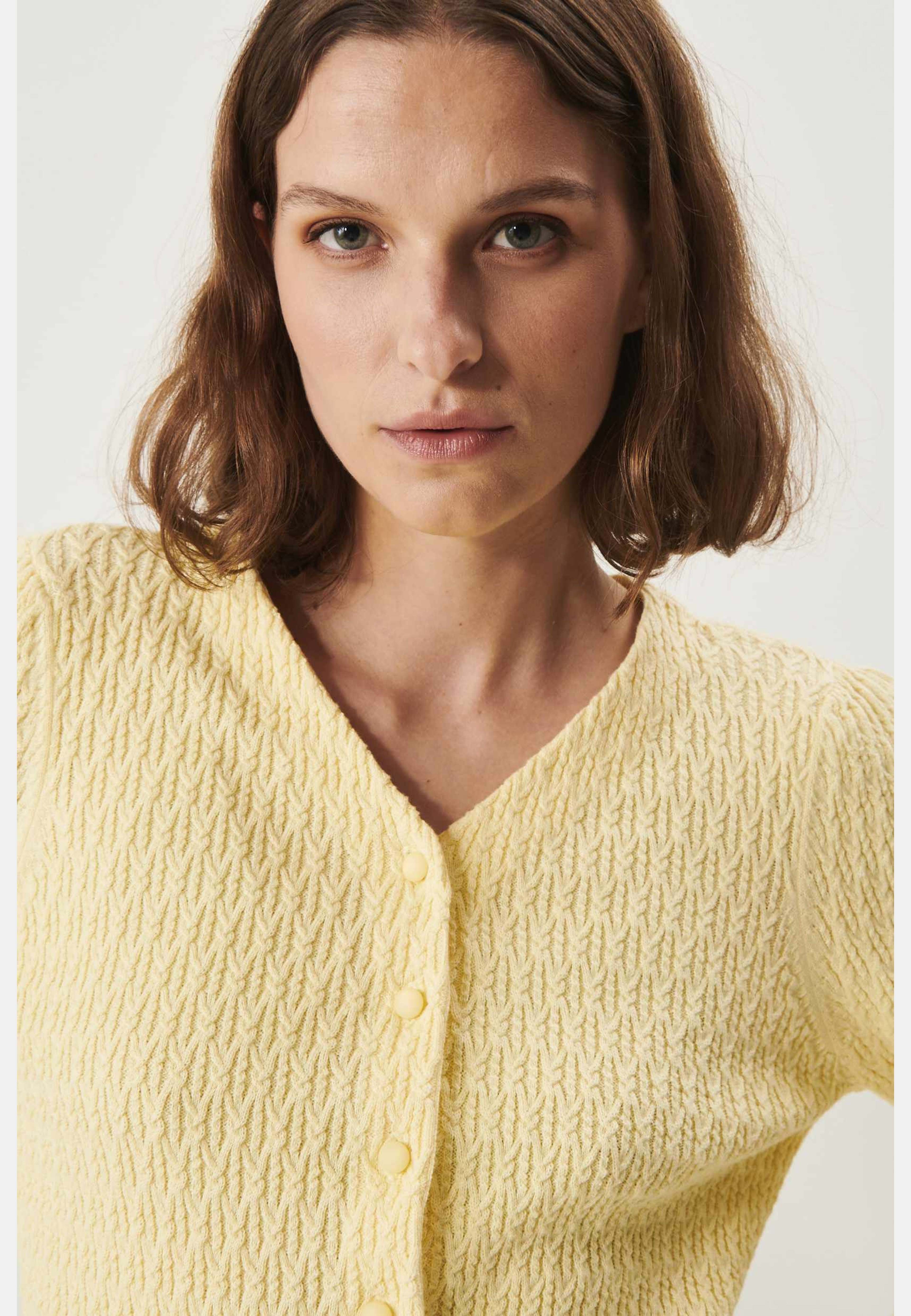 Johanna Cardigan, från Jumperfabriken, i färgen yellow. Klicka för att öppna bilden i stort format
