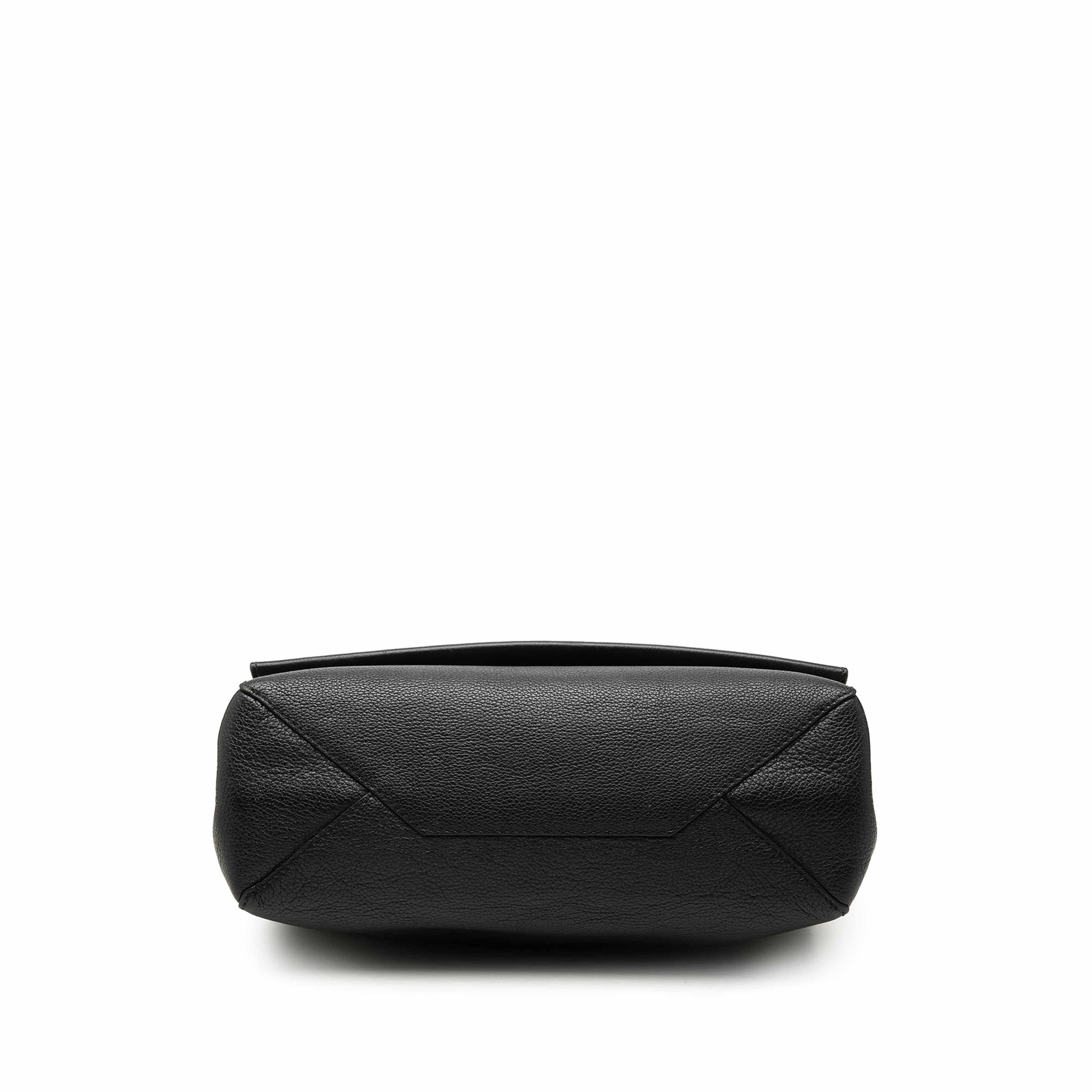 Louis Vuitton Leather Lockme Ii, från Luxclusif, i färgen svart. Klicka för att öppna bilden i stort format