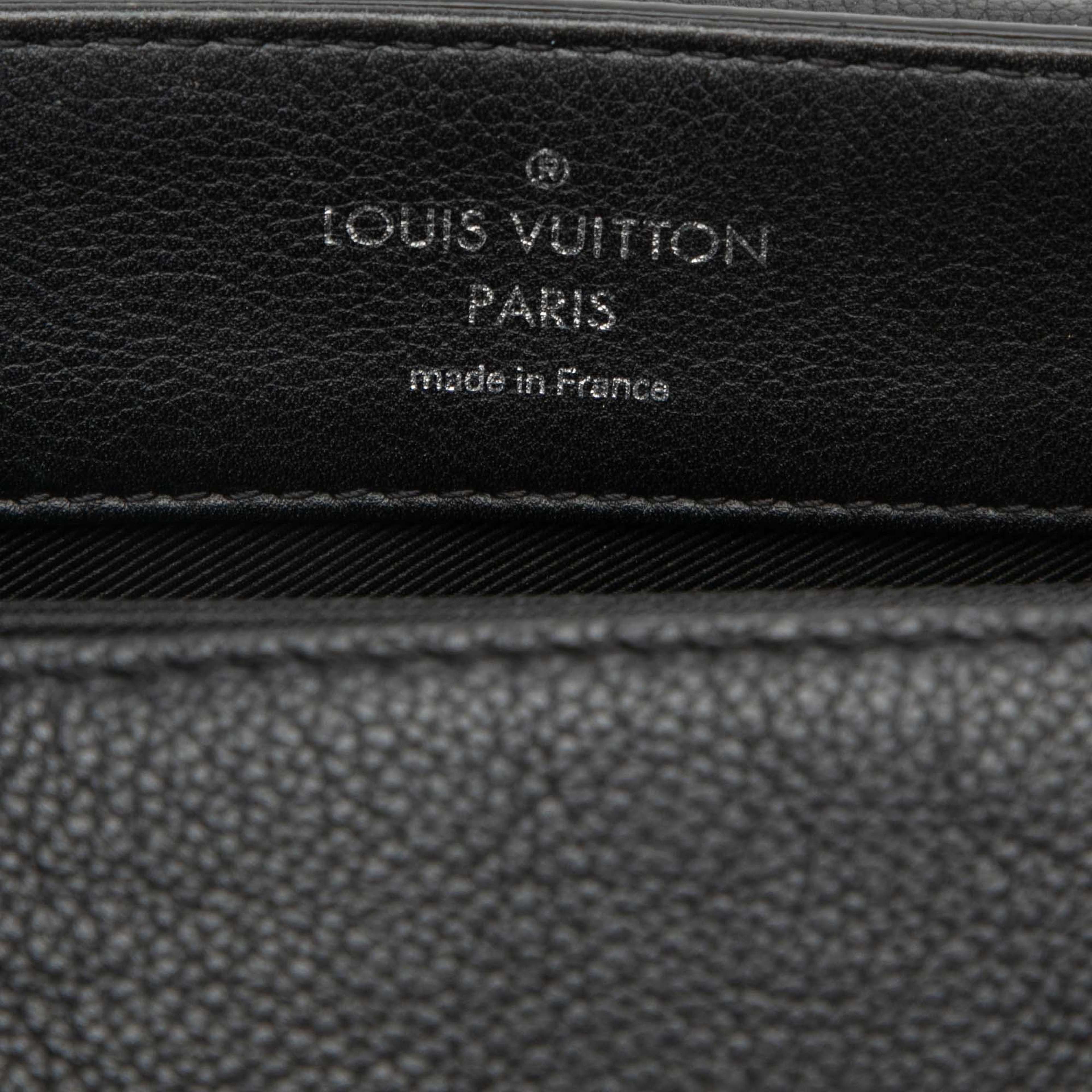 Louis Vuitton Leather Lockme Ii, från Luxclusif, i färgen svart. Klicka för att öppna bilden i stort format