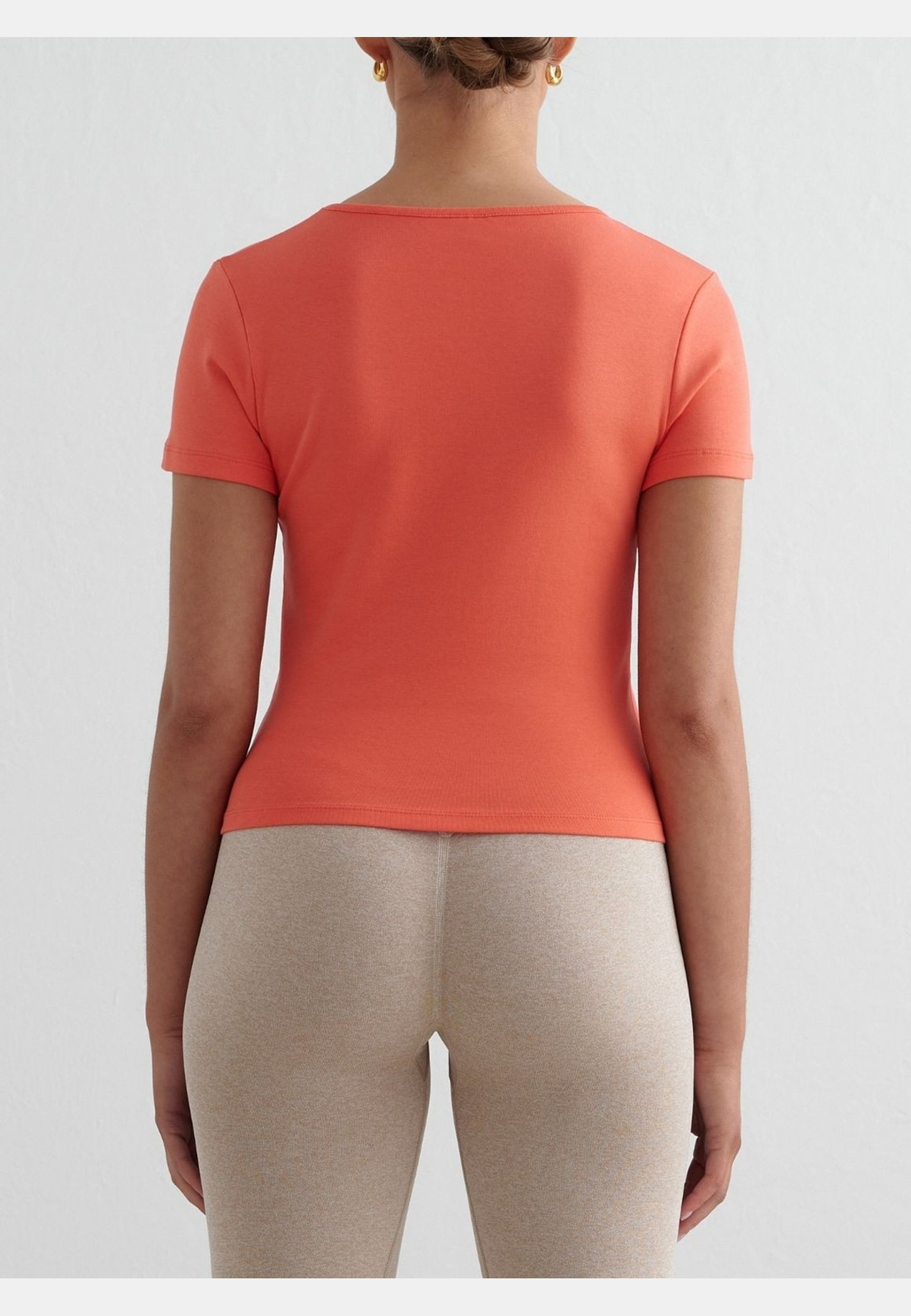 Stretch T-shirt, från aim'n, i färgen tangerine. Klicka för att öppna bilden i stort format