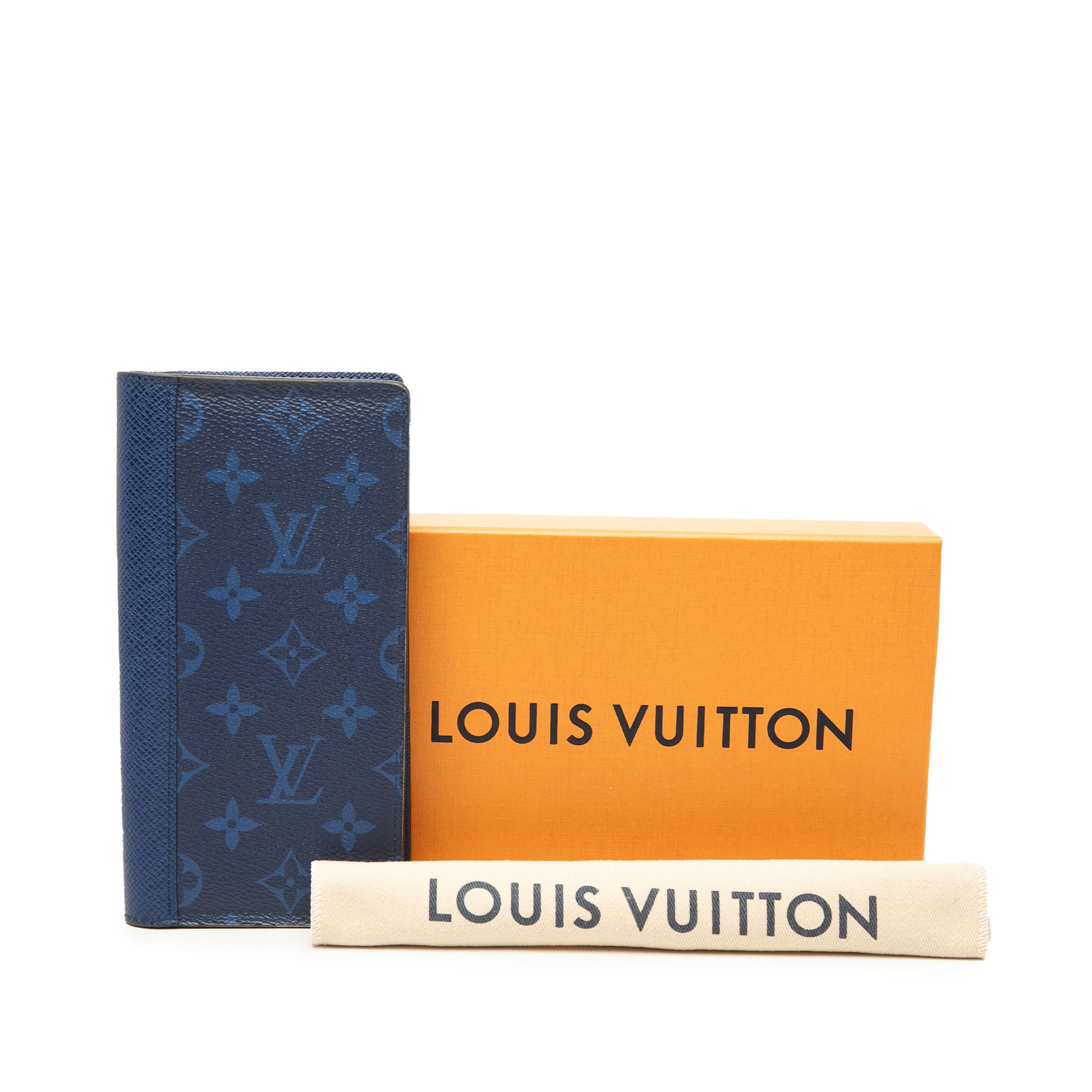 Louis Vuitton Monogram Taigarama Brazza Bifold Long Wallet, från Luxclusif, i färgen blå. Klicka för att öppna bilden i stort format