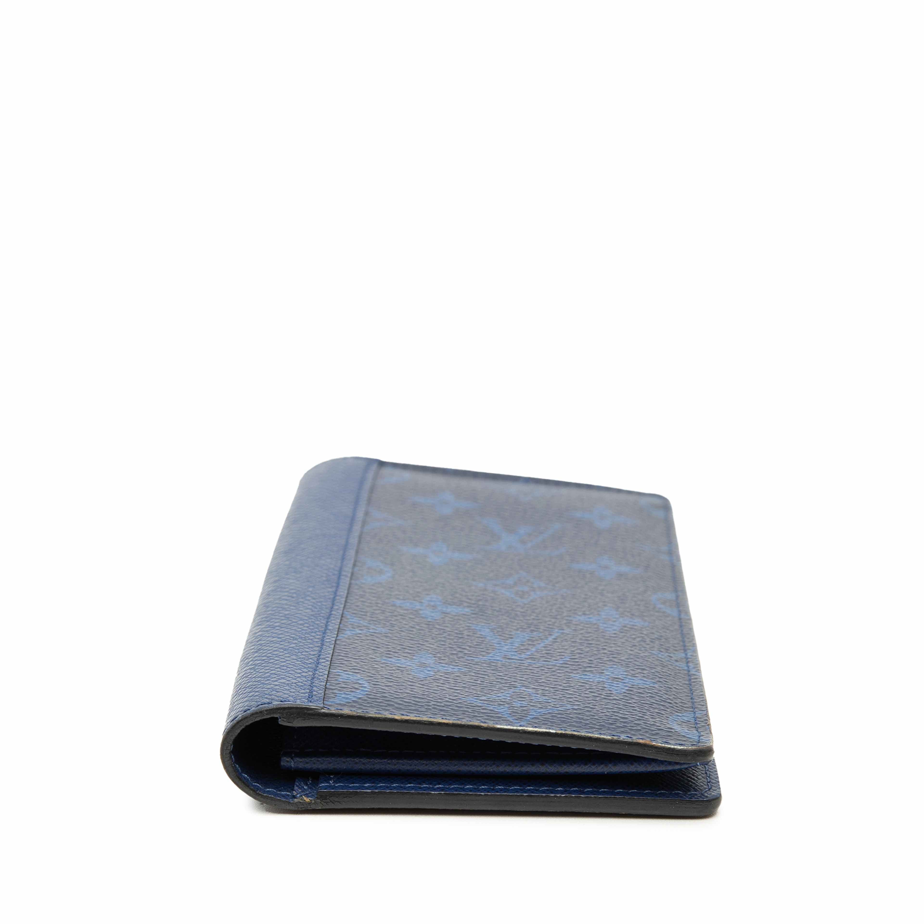 Louis Vuitton Monogram Taigarama Brazza Bifold Long Wallet, från Luxclusif, i färgen blå. Klicka för att öppna bilden i stort format