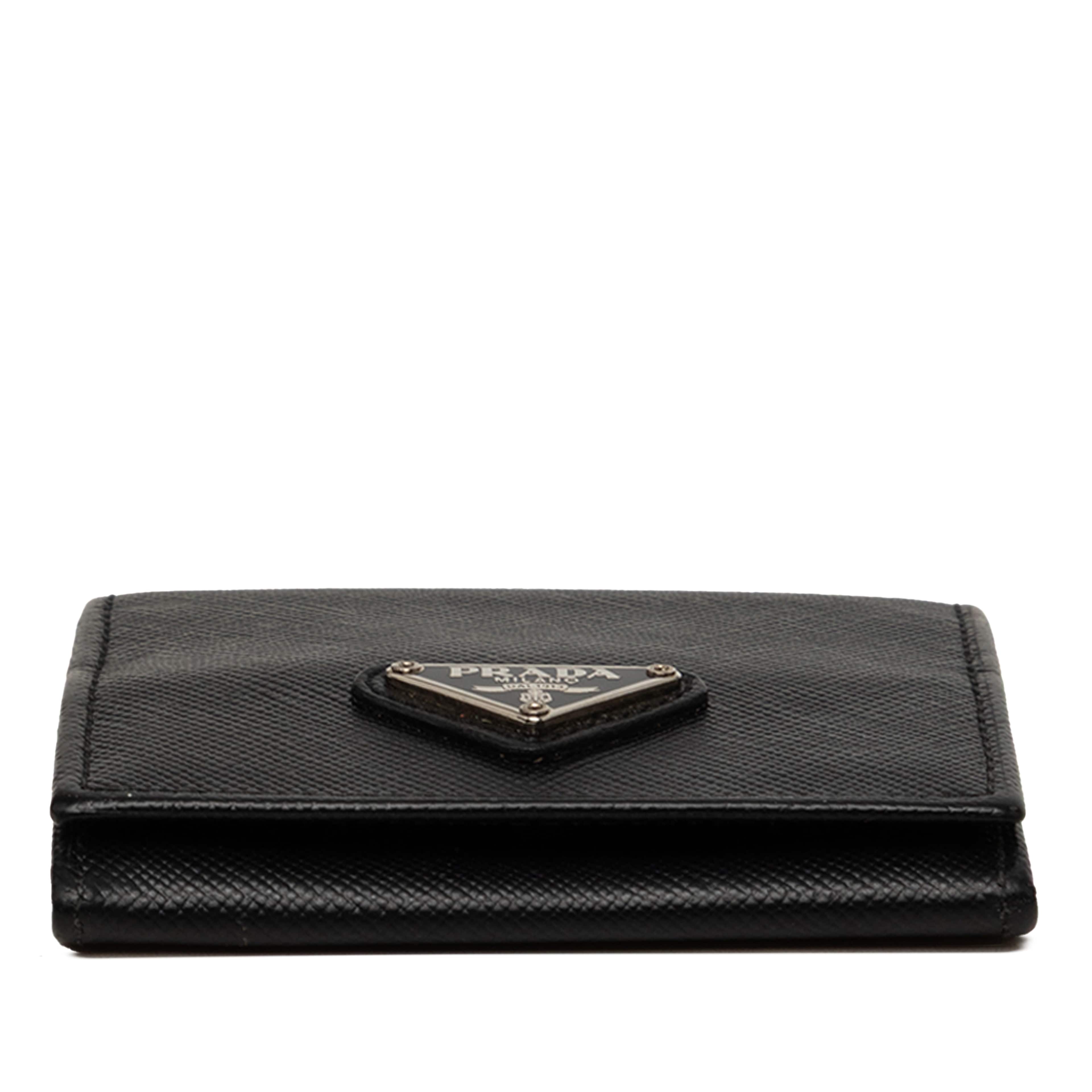 Prada Saffiano Coin Pouch, från Luxclusif, i färgen svart. Klicka för att öppna bilden i stort format