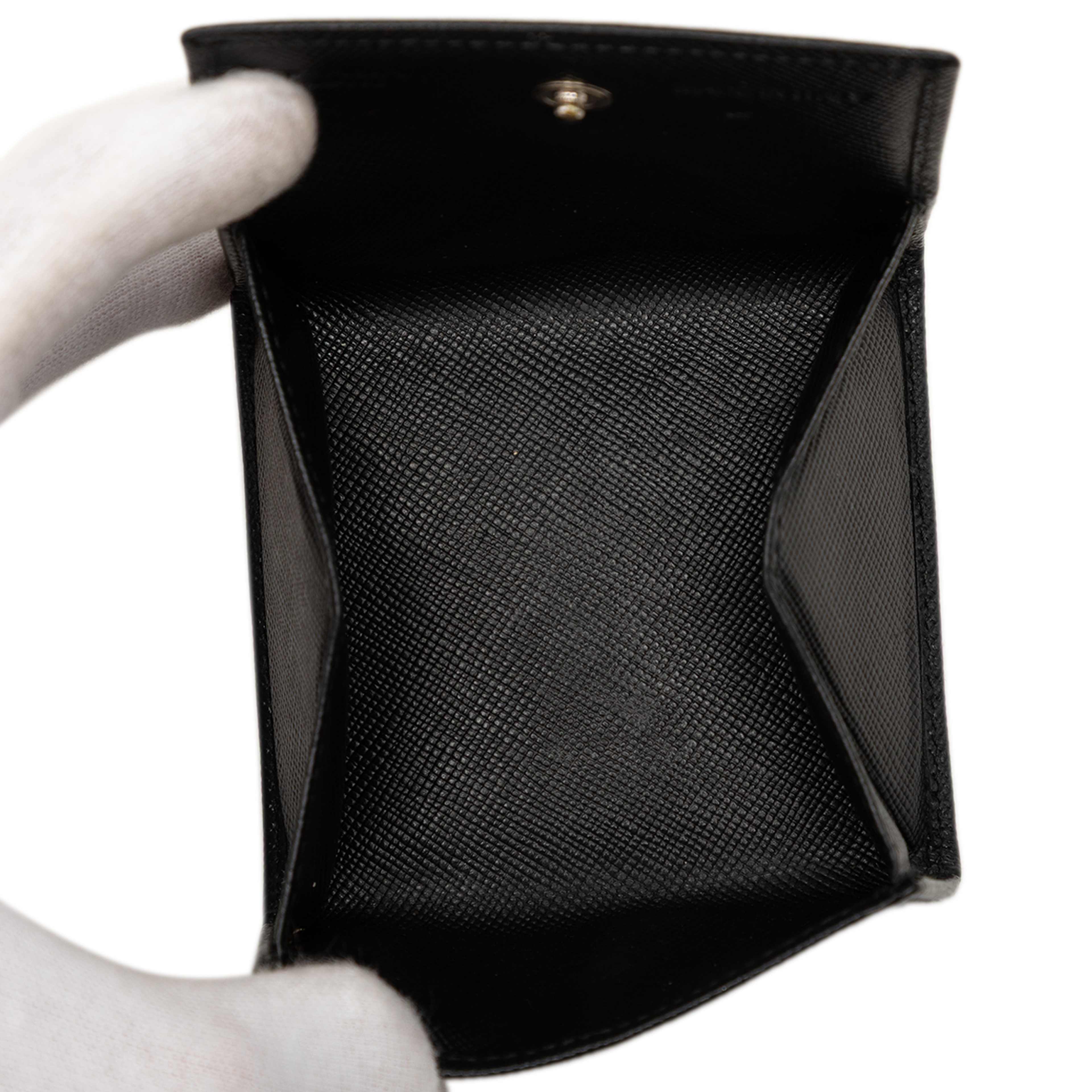 Prada Saffiano Coin Pouch, från Luxclusif, i färgen svart. Klicka för att öppna bilden i stort format