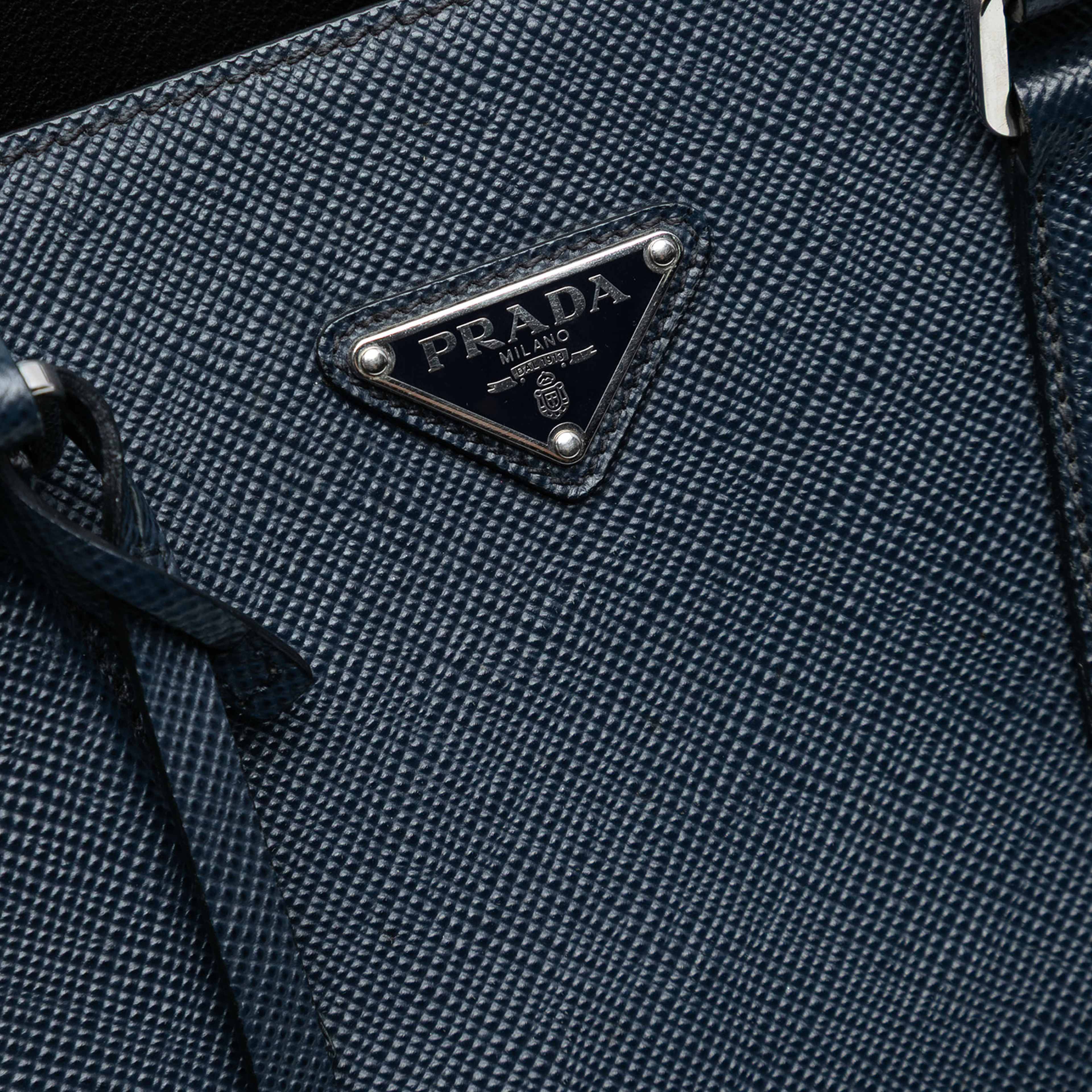 Prada Saffiano North South Tote, från Luxclusif, i färgen navy. Klicka för att öppna bilden i stort format