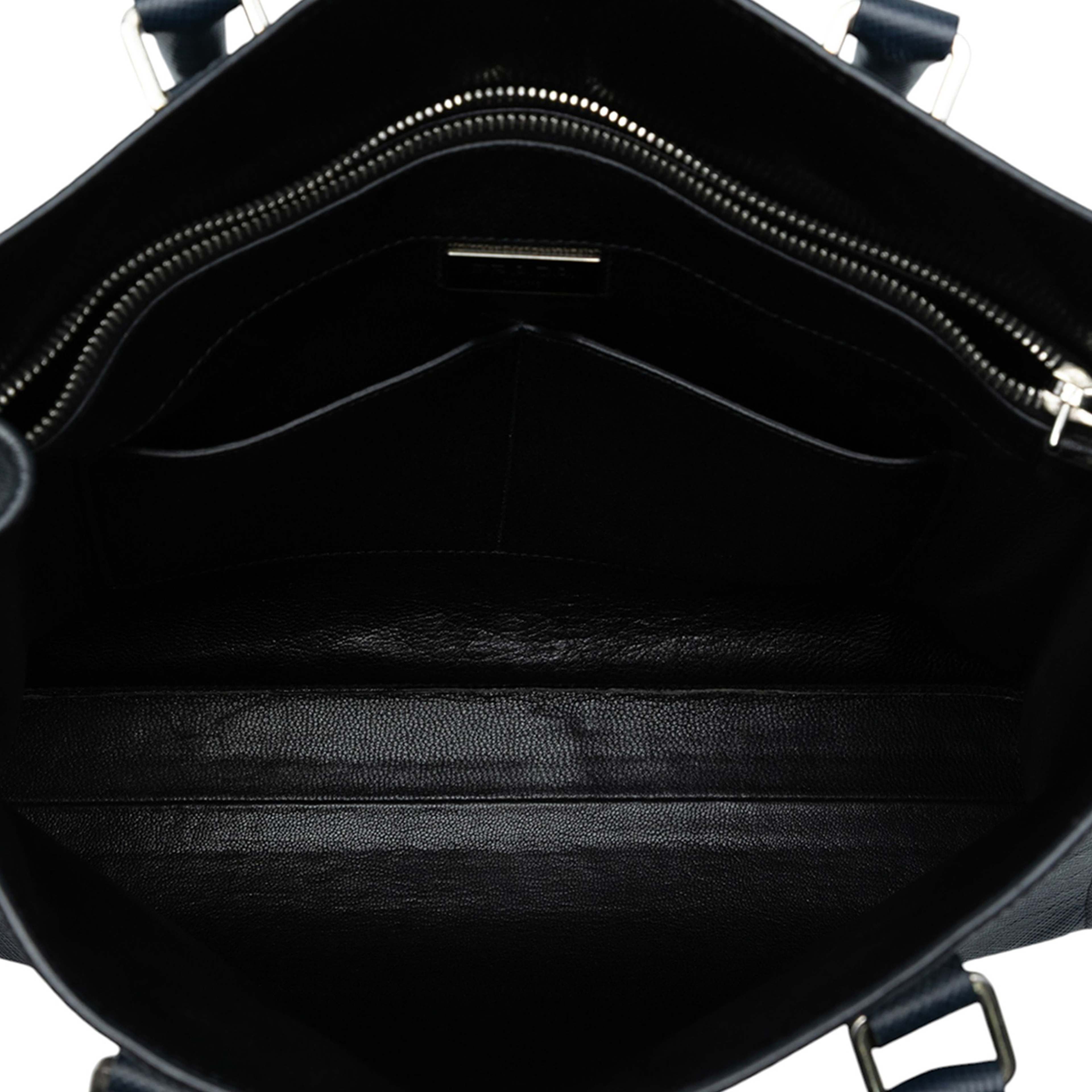 Prada Saffiano North South Tote, från Luxclusif, i färgen navy. Klicka för att öppna bilden i stort format