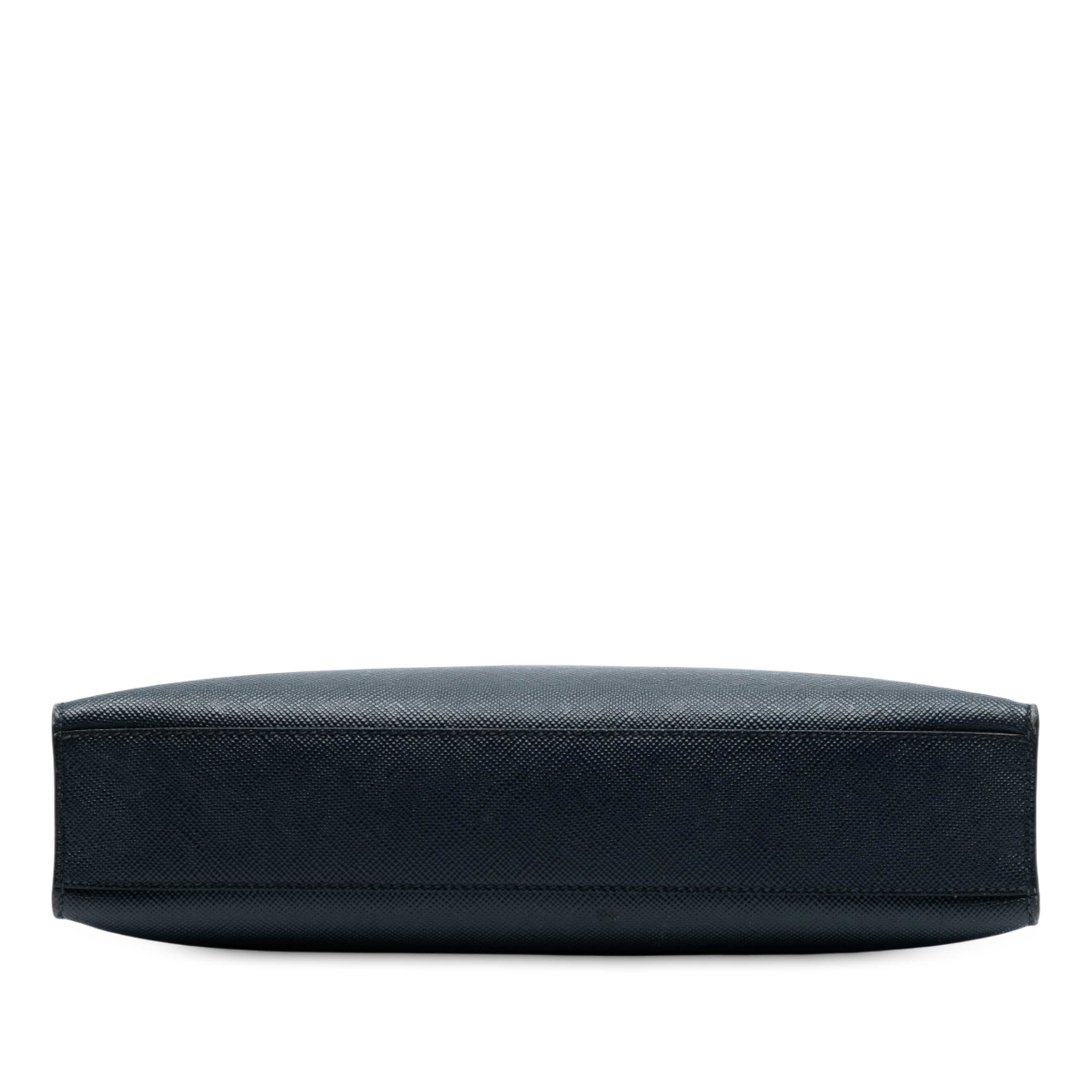 Prada Saffiano North South Tote, från Luxclusif, i färgen navy. Klicka för att öppna bilden i stort format