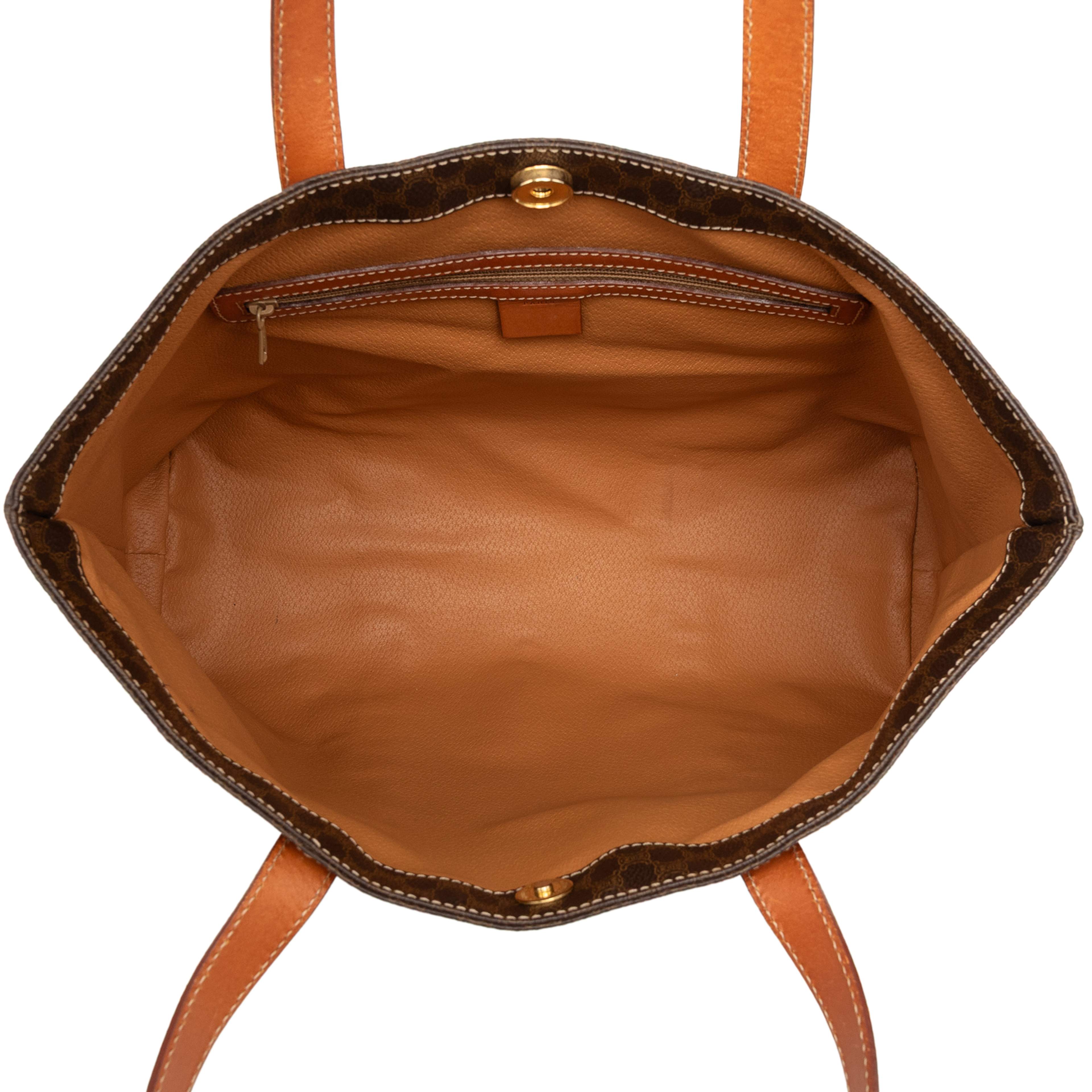 Celine Macadam Coated Canvas Tote, från Luxclusif, i färgen brun. Klicka för att öppna bilden i stort format