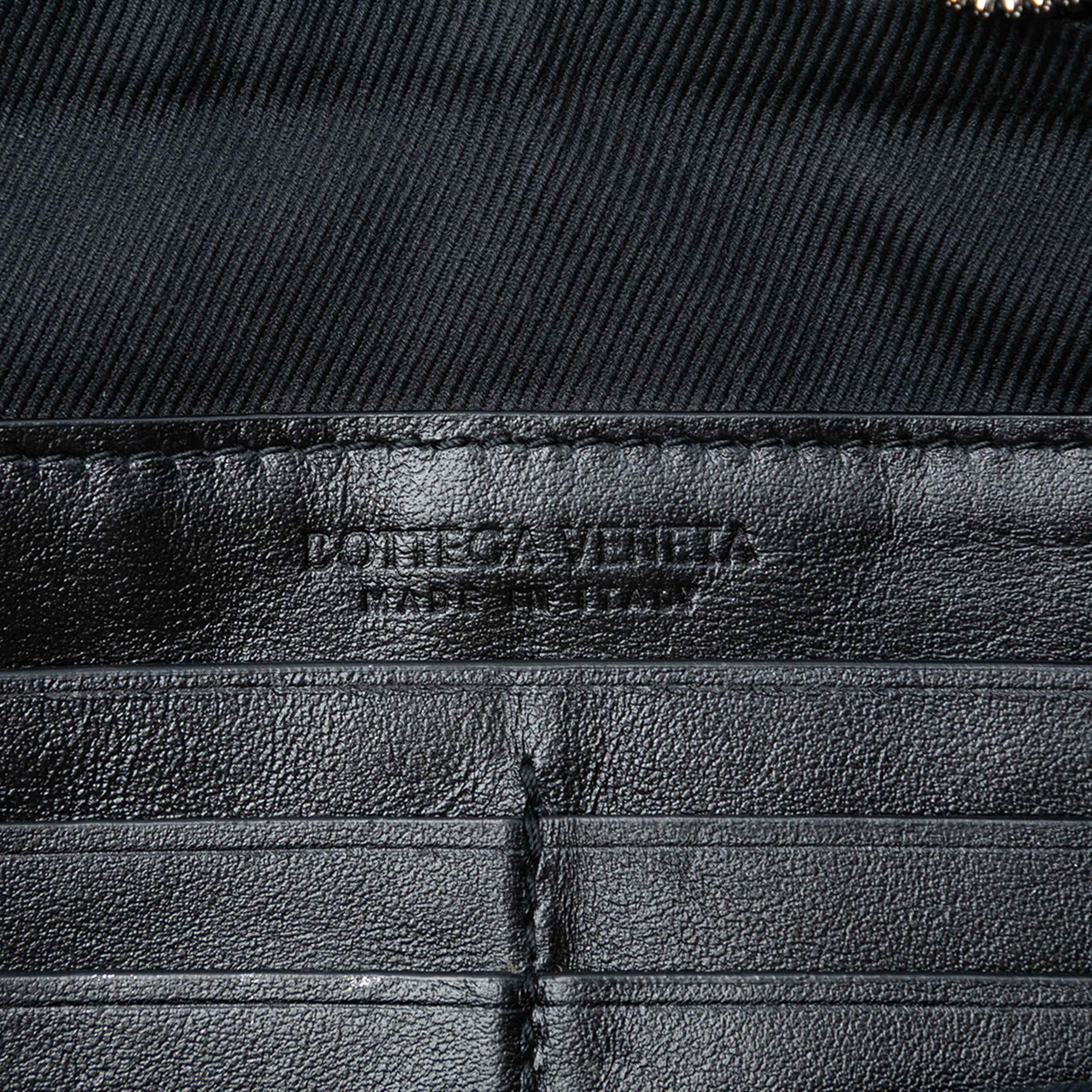 Bottega Veneta Large Nappa Intrecciato Flat Zip Pouch, från Luxclusif, i färgen black. Klicka för att öppna bilden i stort format