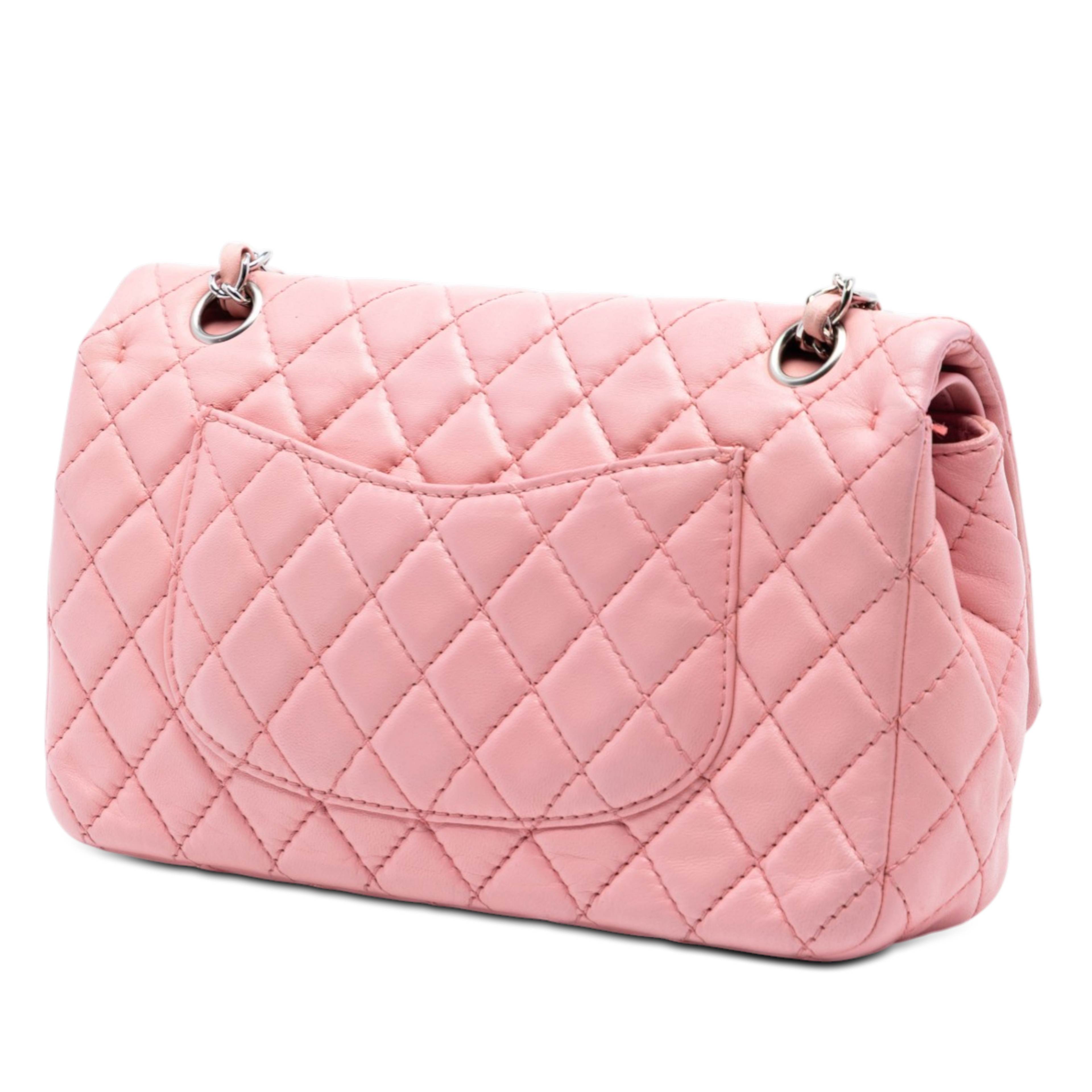 Chanel Medium Classic Lambskin Double Flap, från Luxclusif, i färgen pink. Klicka för att öppna bilden i stort format