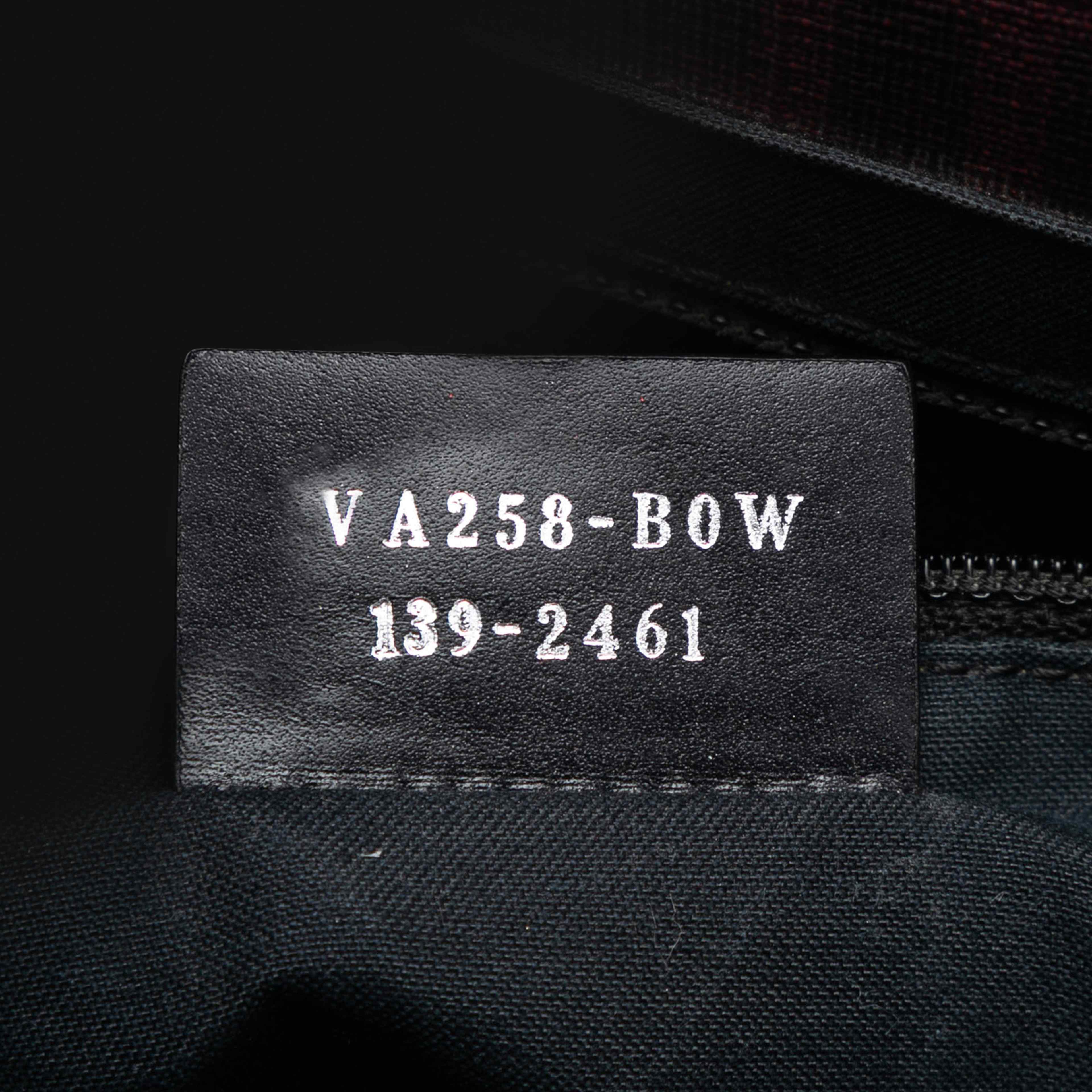 Fendi Zucca Spalmati Flap Crossbody, från Luxclusif, i färgen maroon. Klicka för att öppna bilden i stort format