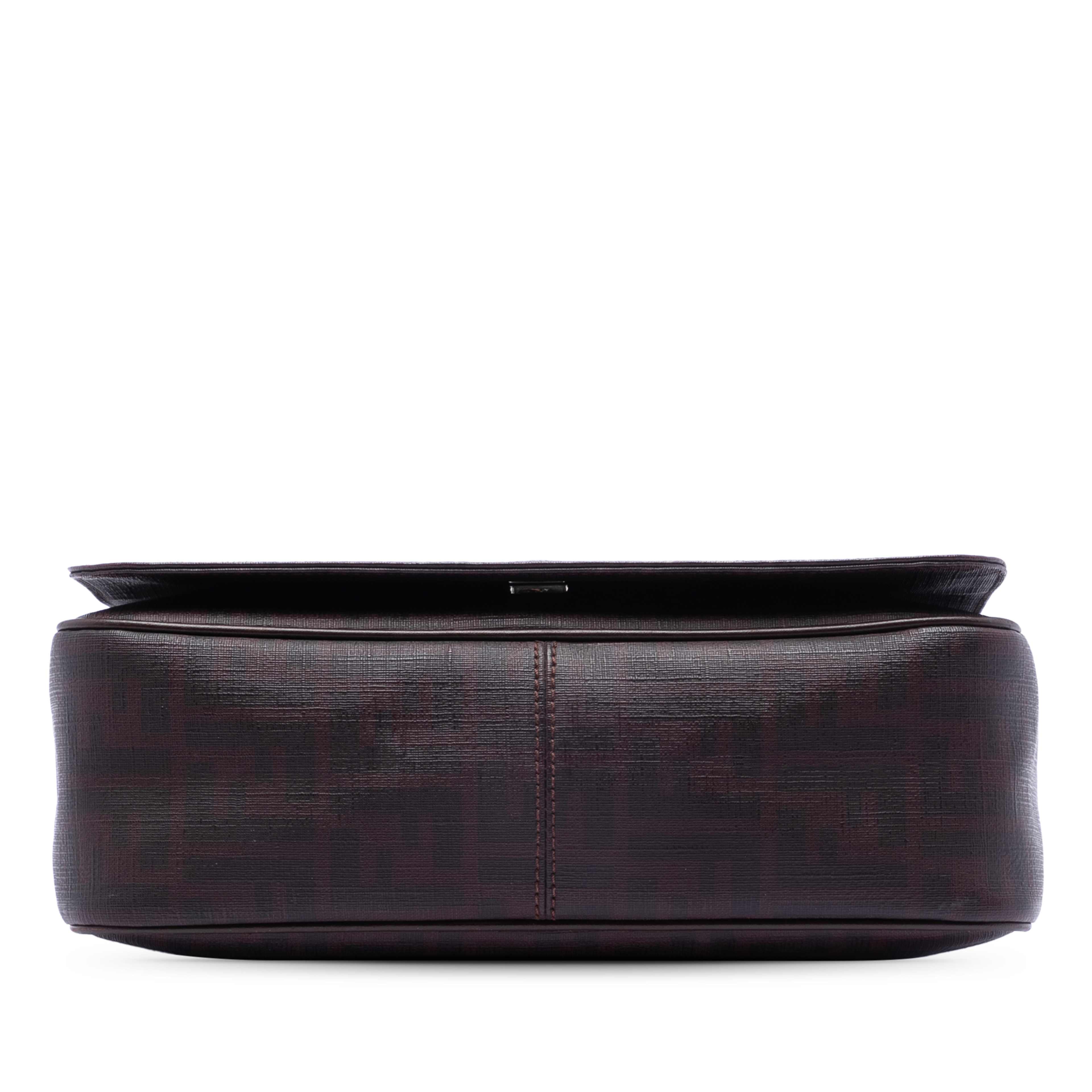 Fendi Zucca Spalmati Flap Crossbody, från Luxclusif, i färgen röd. Klicka för att öppna bilden i stort format