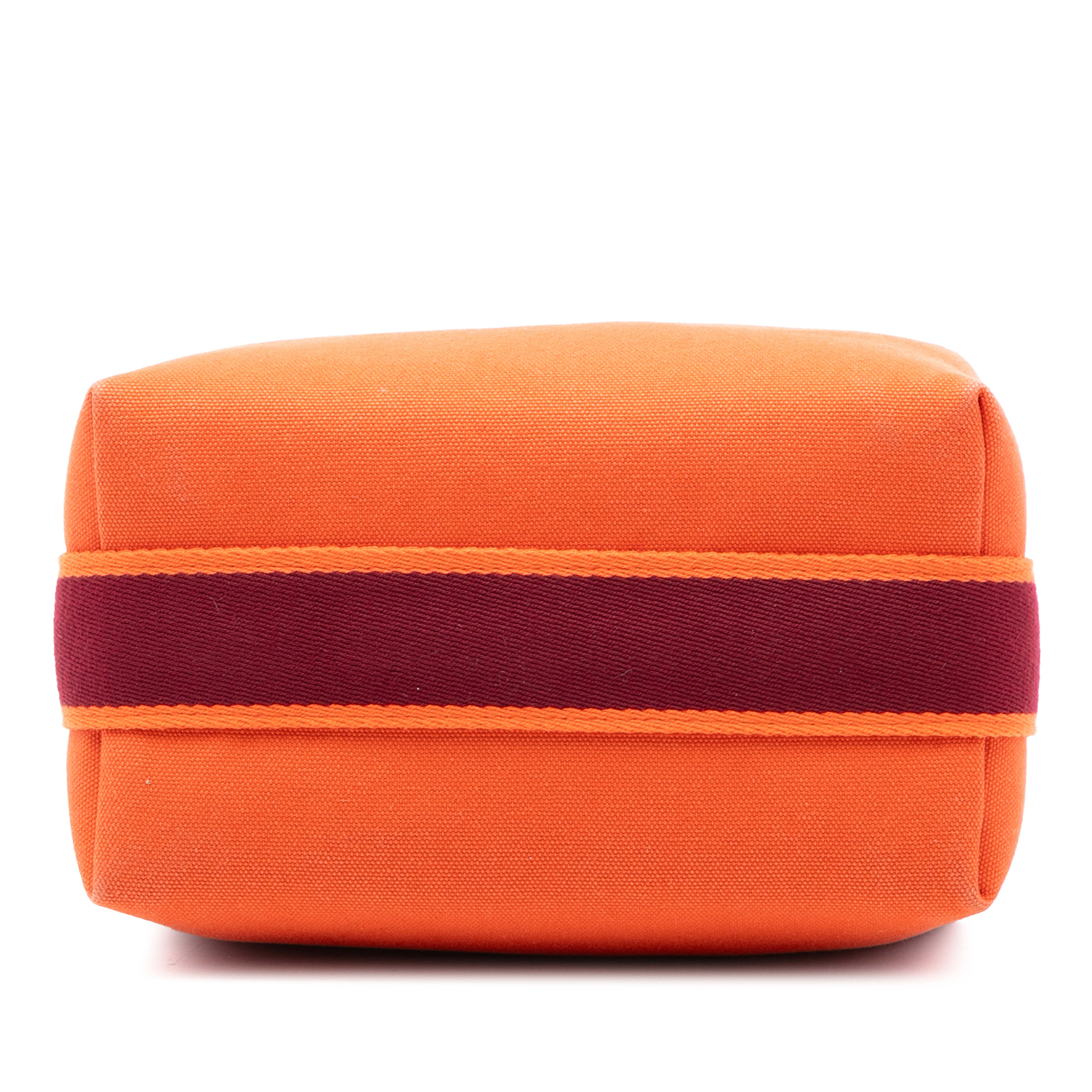 Hermès Small Toile Bride A Brac Case, från Luxclusif, i färgen dark orange. Klicka för att öppna bilden i stort format