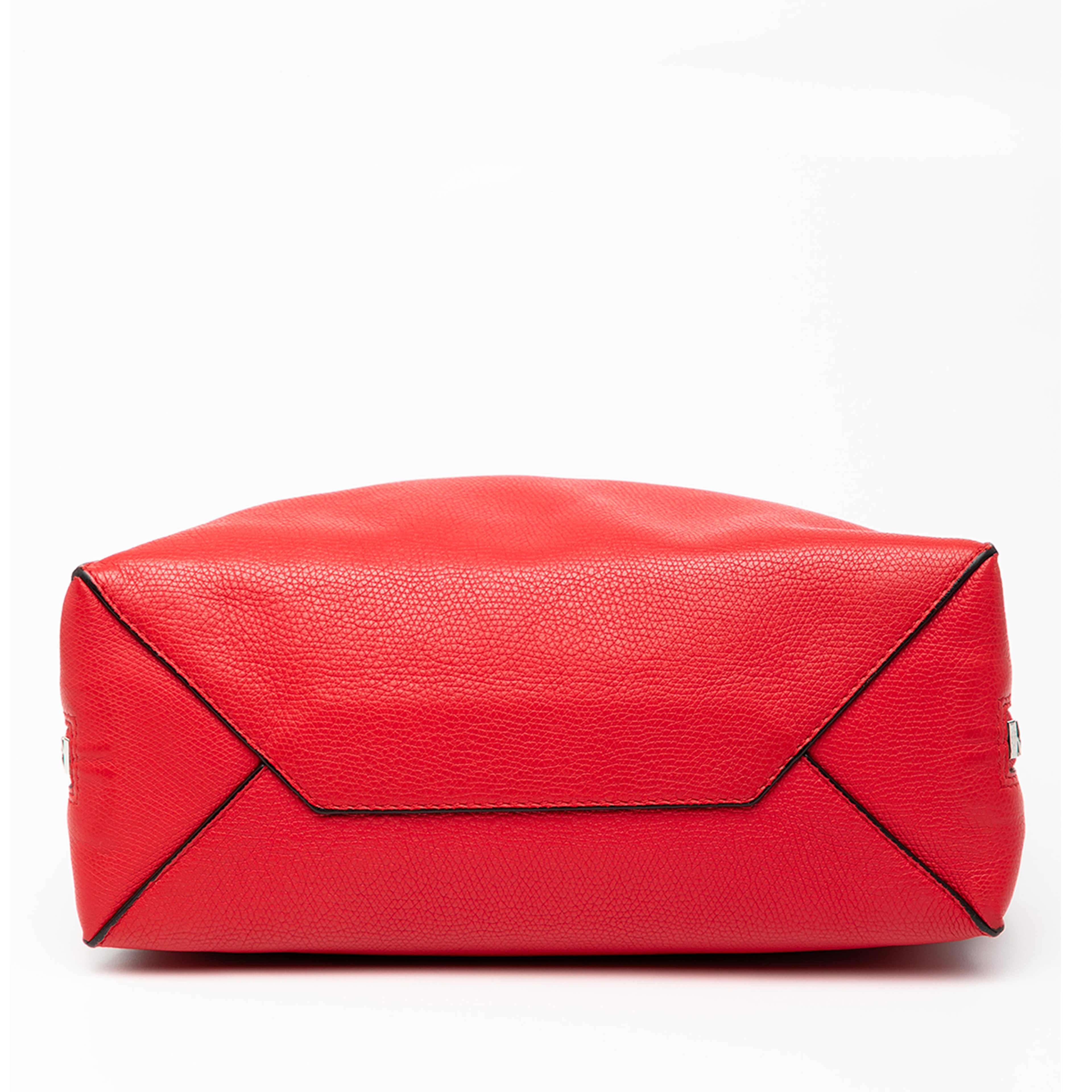 Balenciaga Grained Calfskin Papier A6 Zip Around Tote, från Luxclusif, i färgen red. Klicka för att öppna bilden i stort format