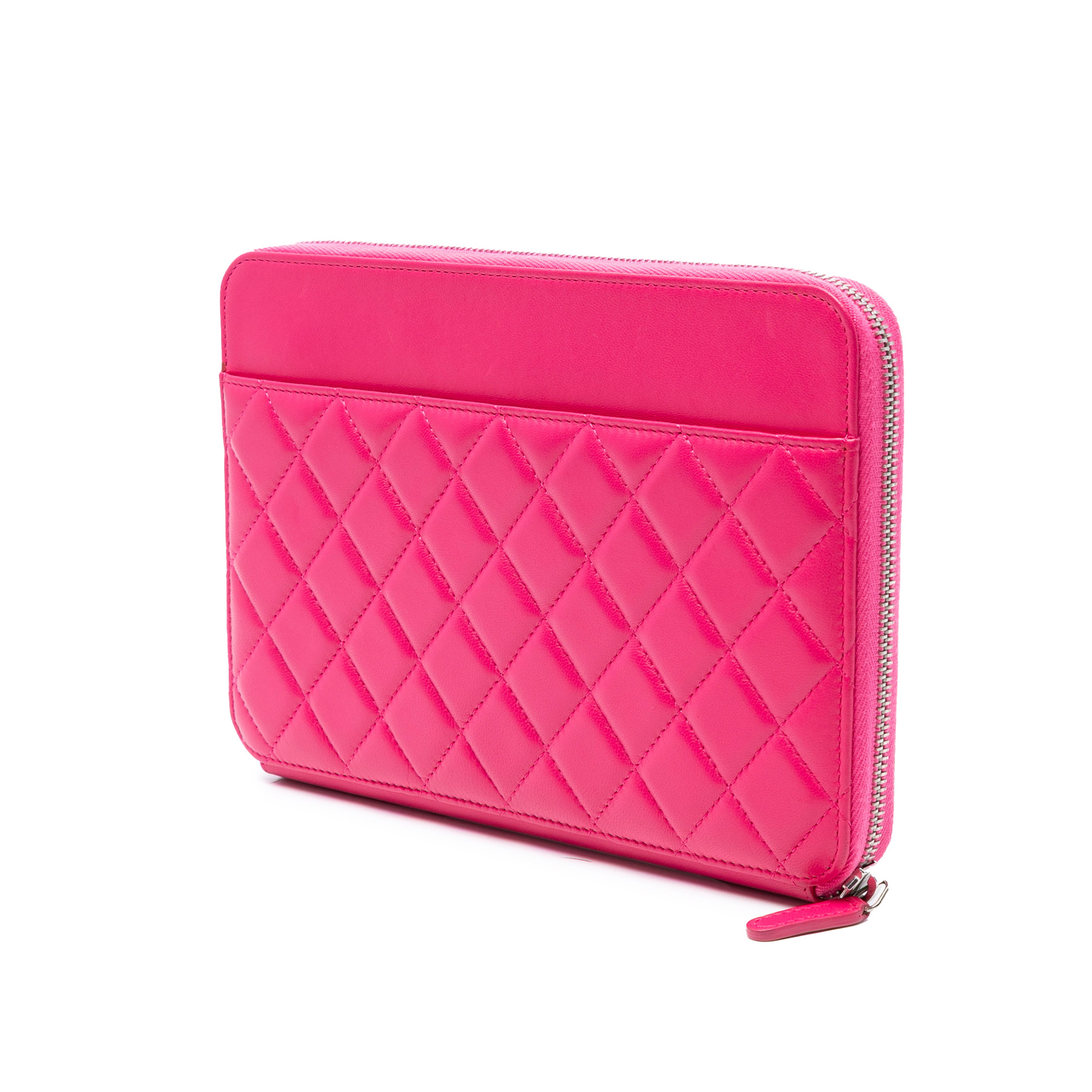 Chanel Large Quilted Lambskin Zip Around Organizer Clutch, från Luxclusif, i färgen rosa. Klicka för att öppna bilden i stort format