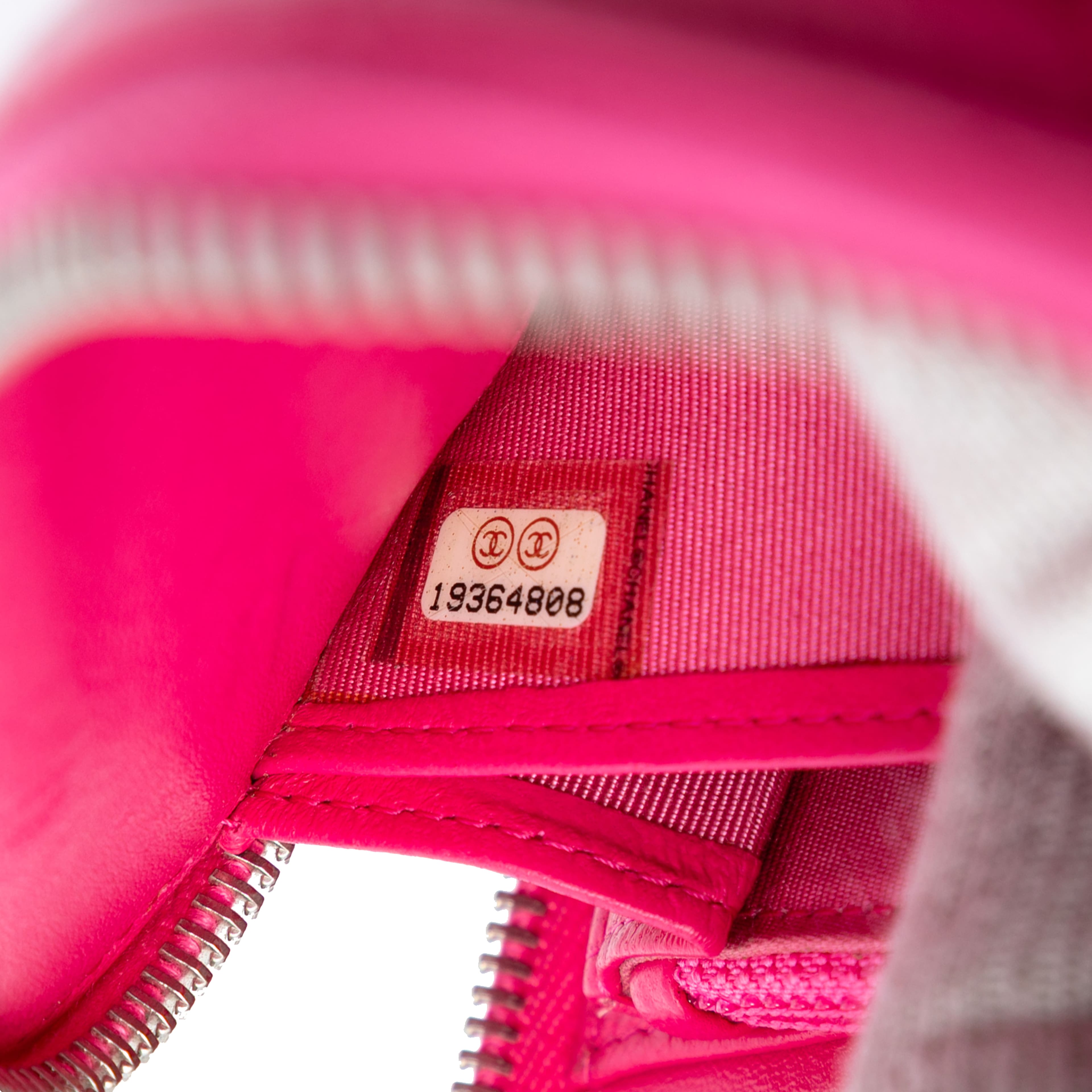 Chanel Large Quilted Lambskin Zip Around Organizer Clutch, från Luxclusif, i färgen hot pink. Klicka för att öppna bilden i stort format