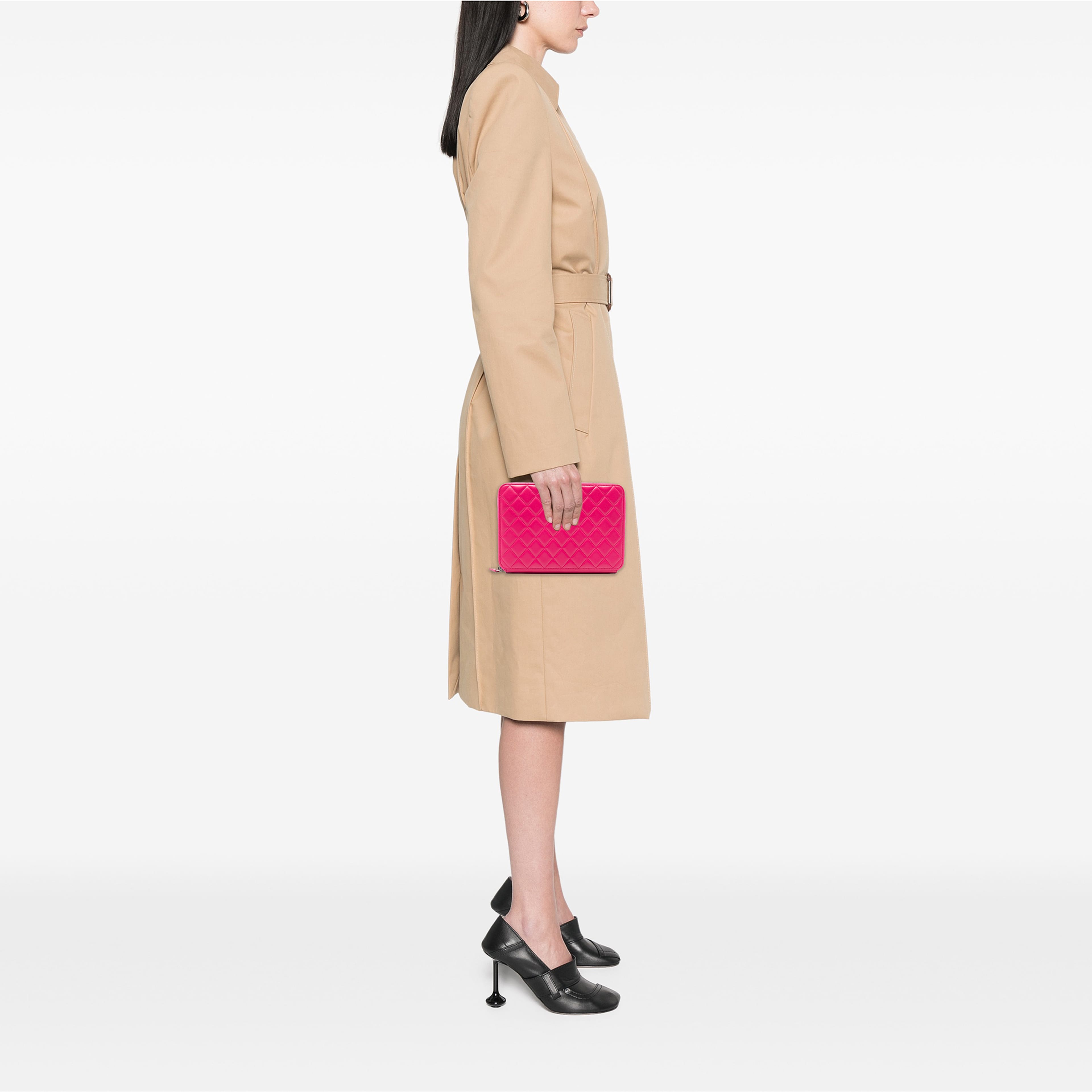 Chanel Large Quilted Lambskin Zip Around Organizer Clutch, från Luxclusif, i färgen rosa. Klicka för att öppna bilden i stort format