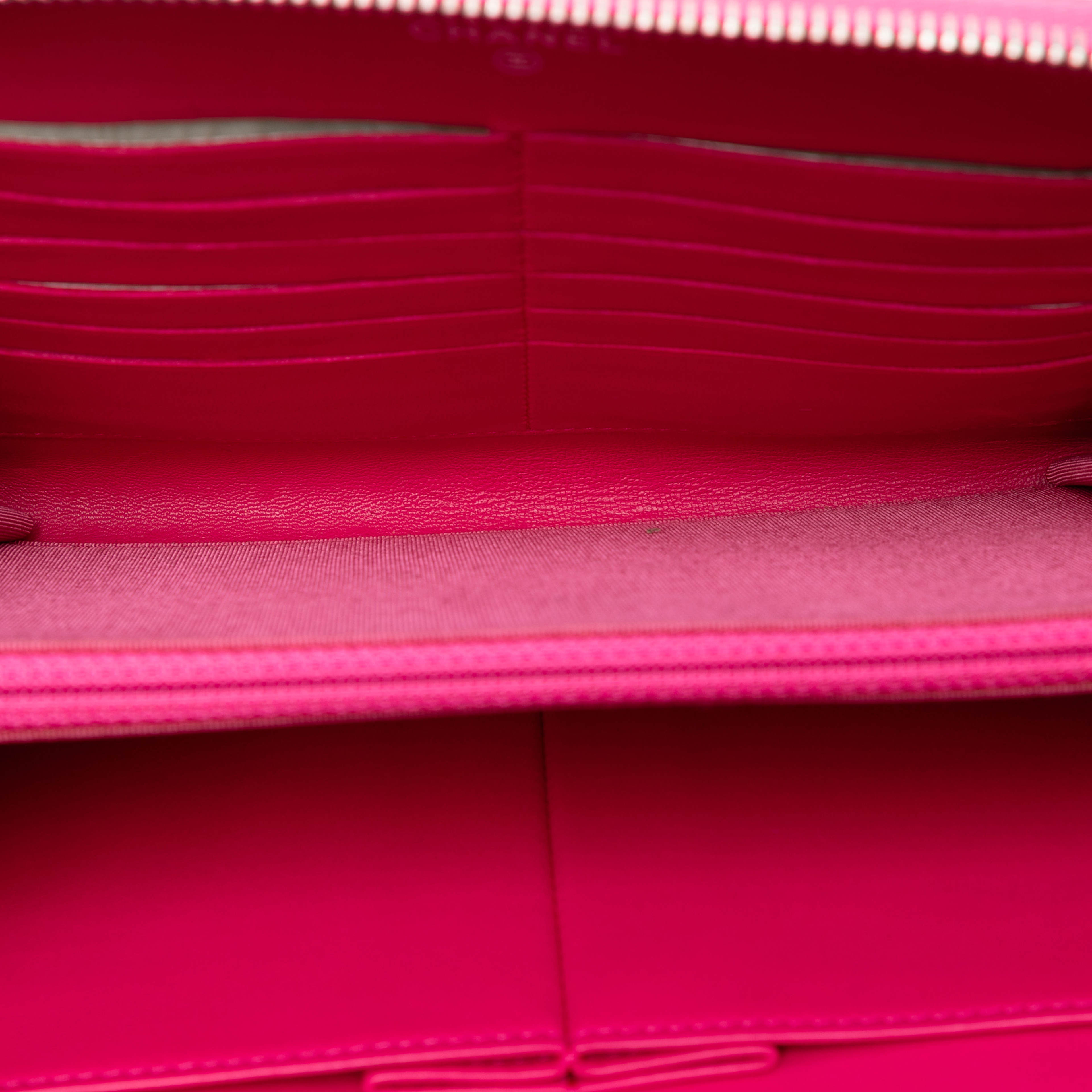Chanel Large Quilted Lambskin Zip Around Organizer Clutch, från Luxclusif, i färgen hot pink. Klicka för att öppna bilden i stort format