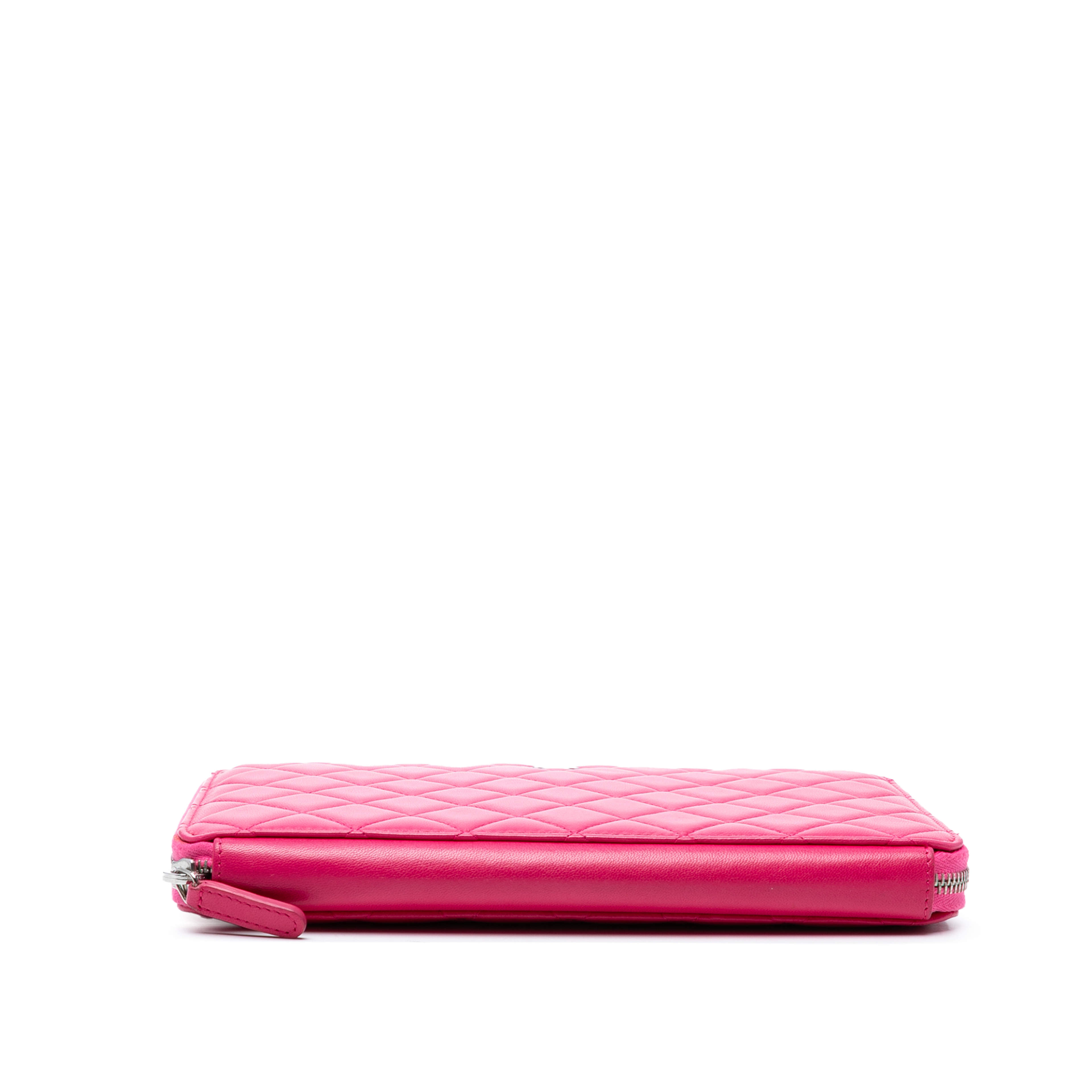 Chanel Large Quilted Lambskin Zip Around Organizer Clutch, från Luxclusif, i färgen rosa. Klicka för att öppna bilden i stort format